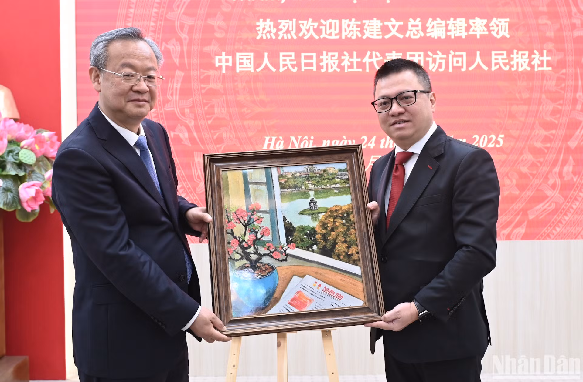 Đồng chí Lê Quốc Minh trao quà lưu niệm, tặng đồng chí Trần Kiến Văn. Đồng chí Lê Quốc Minh trao quà lưu niệm, tặng đồng chí Trần Kiến Văn.