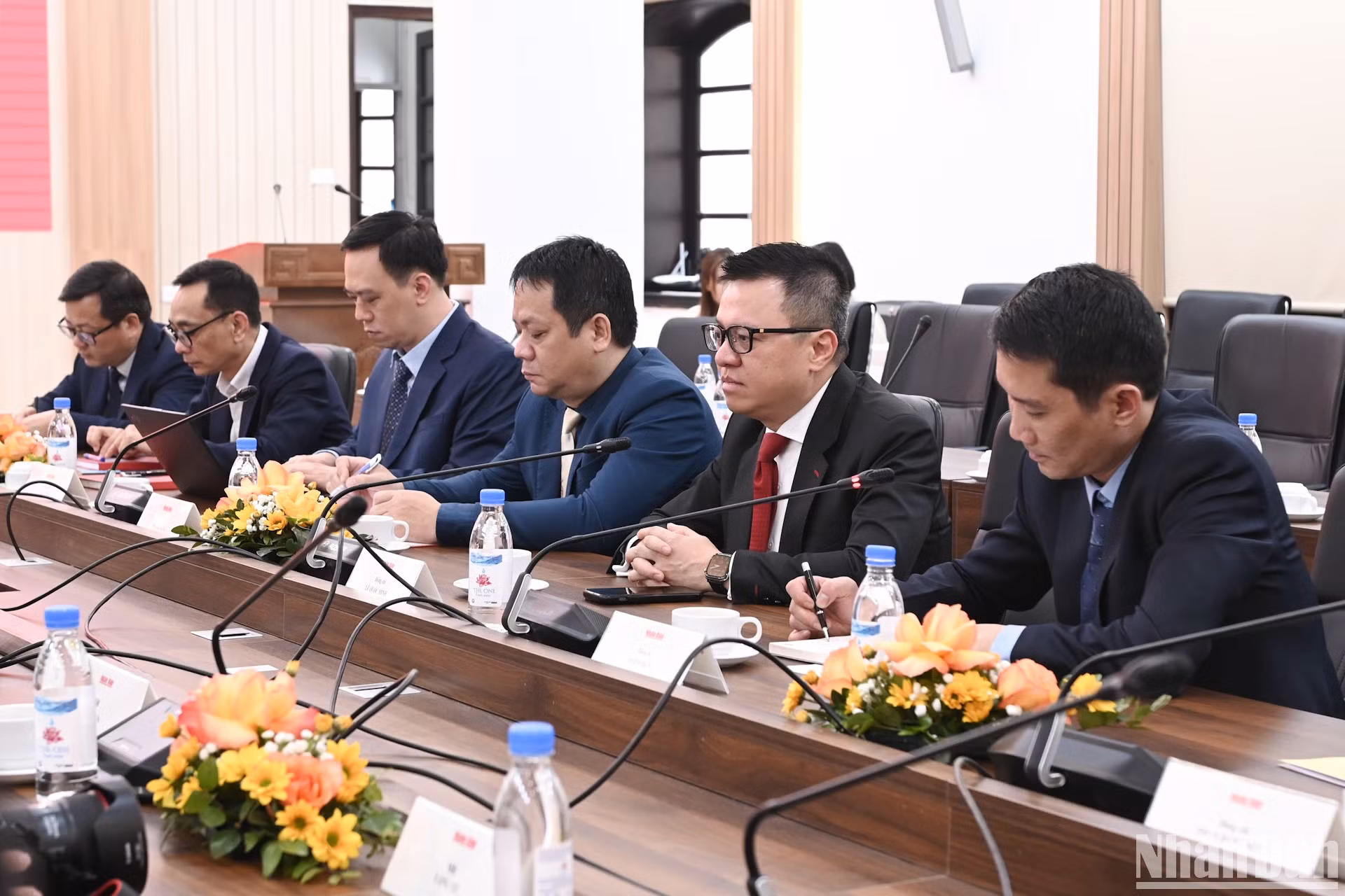 Đồng chí Lê Quốc Minh cho biết, Báo Nhân Dân đang khẳng định vị thế dẫn đầu trong hệ thống báo chí của đất nước, là diễn đàn rộng rãi của Nhân dân với phương châm "Ở đâu có Nhân dân, ở đó có Báo Nhân Dân". Đồng chí Lê Quốc Minh cho biết, Báo Nhân Dân đang khẳng định vị thế dẫn đầu trong hệ thống báo chí của đất nước, là diễn đàn rộng rãi của Nhân dân với phương châm "Ở đâu có Nhân dân, ở đó có Báo Nhân Dân".