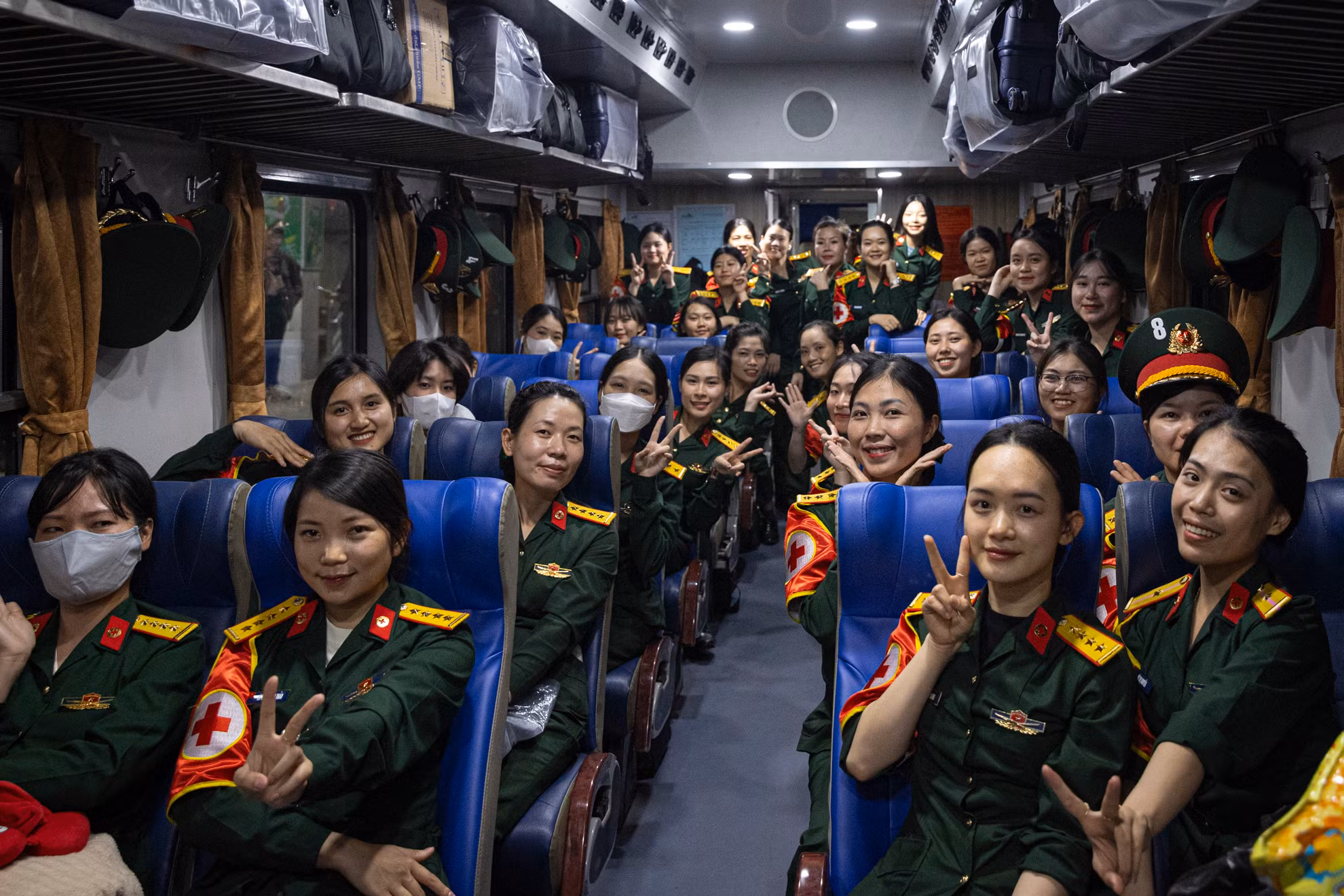 Các nữ chiến sĩ vẫy tay chào trước giờ tàu lăn bánh.
