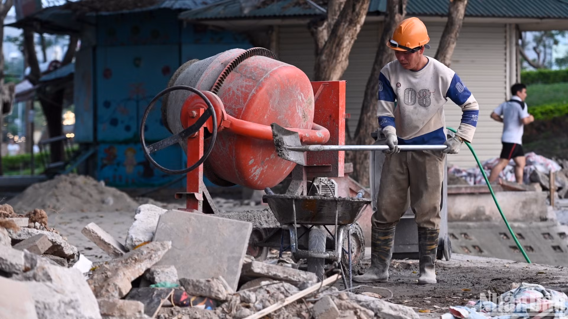 Các công nhân hối hả cải tạo lại bờ kè.
