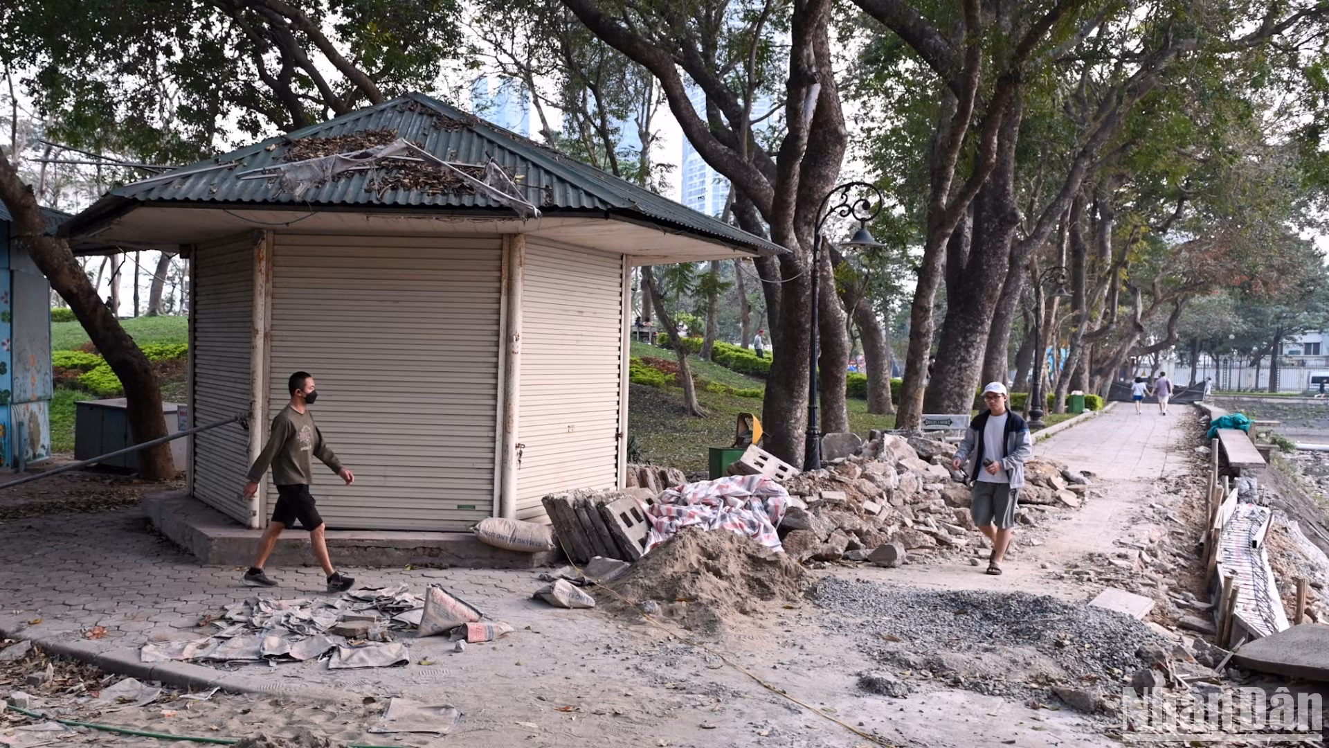 Gia cố nền bê-tông, lát gạch giả đá đường ven hồ trong công viên.