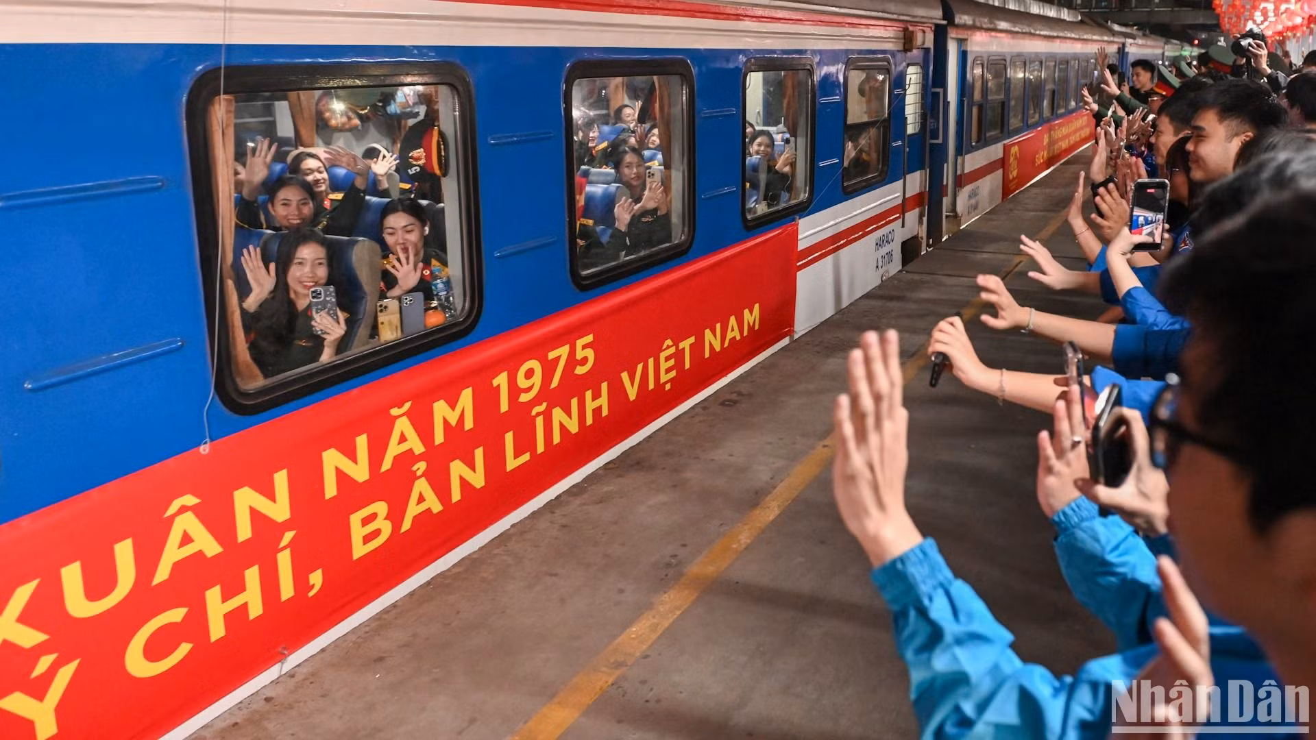 Lực lượng diễu binh diễu hành lên đường từ Ga Hà Nội vào nam phục vụ Lễ kỷ niệm 50 năm Ngày Giải phóng miền nam, thống nhất đất nước (30/4/1975-30/4/2025).