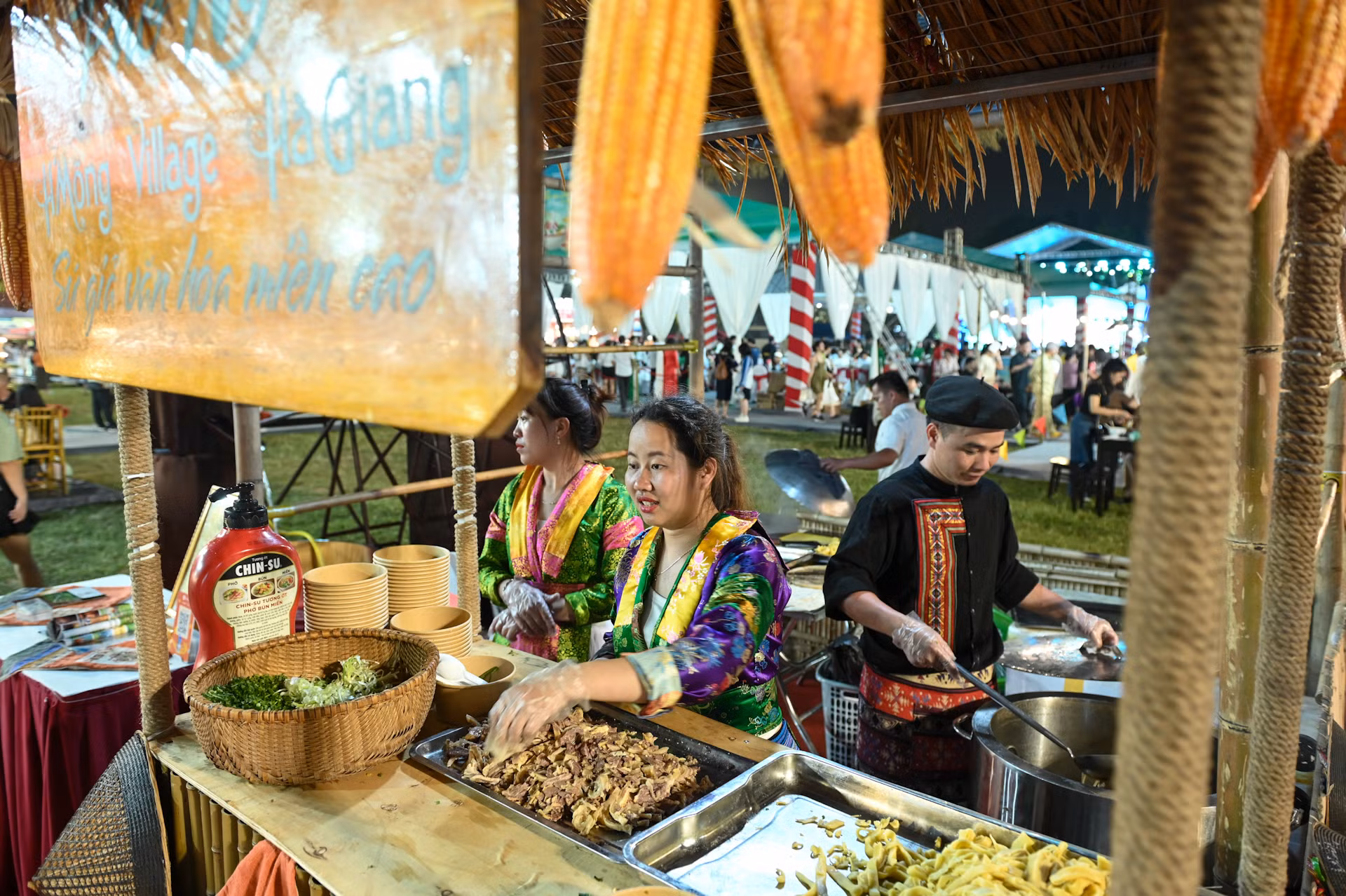 Ngoài những gian phở truyền thống ở các tỉnh, thành phố phía bắc, một số gian phở của đồng bào Tây Bắc cũng thu hút rất đông công chúng tới thưởng thức.
