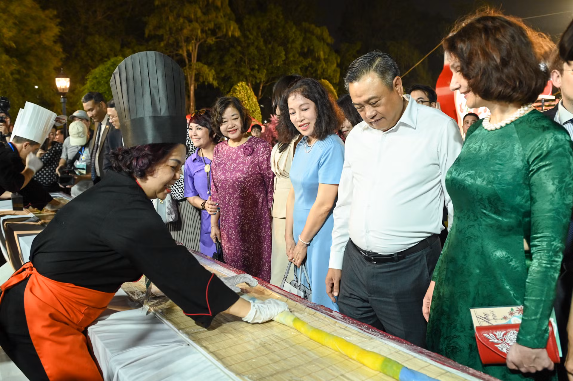 Các đại biểu tham quan không gian làm phở cuốn truyền thống.