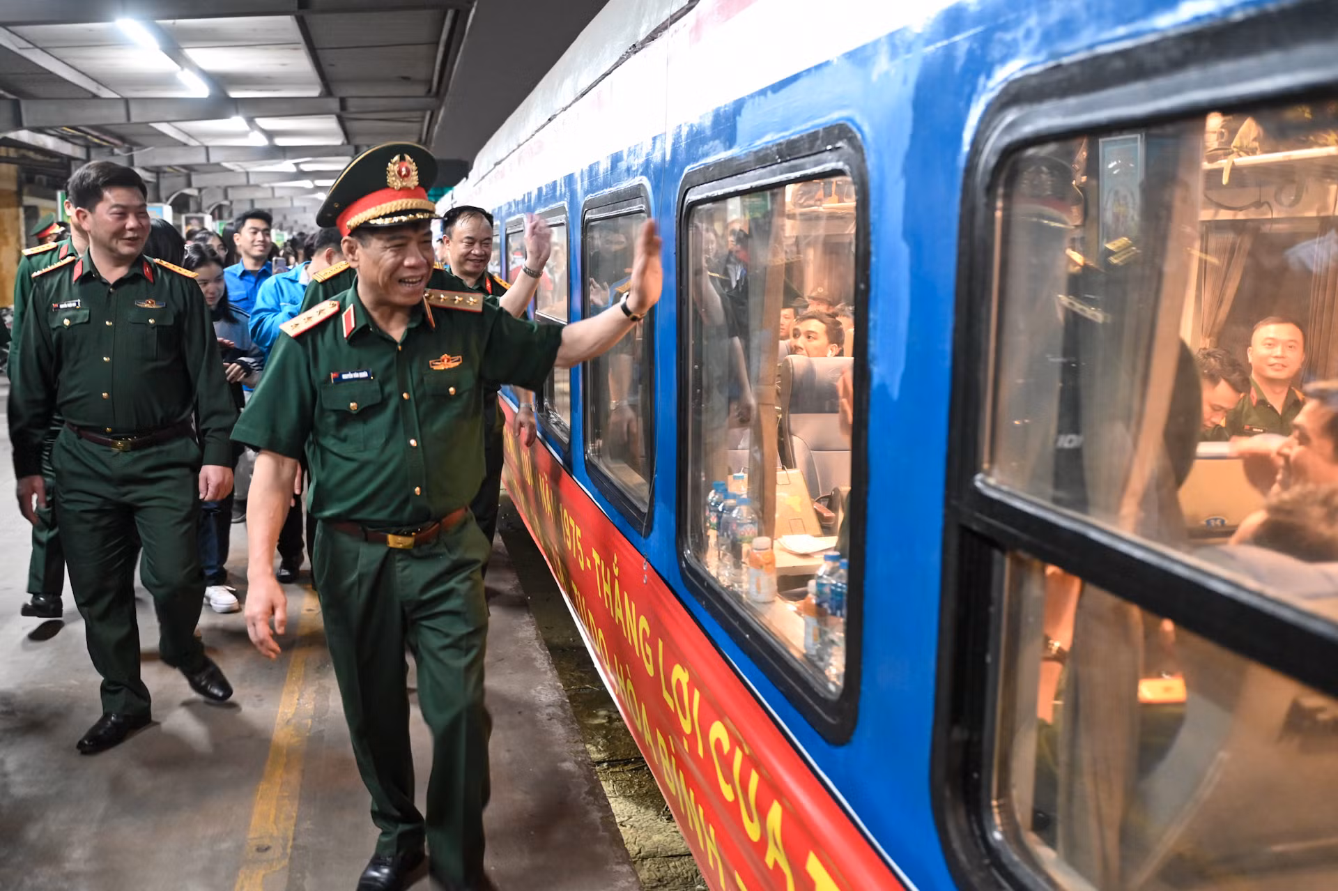 Thượng tướng Nguyễn Văn Nghĩa, Phó Tổng tham mưu trưởng Quân đội nhân dân Việt Nam, Trưởng tiểu ban diễu binh, diễu hành Bộ Quốc phòng vẫy tay chào và động viên các chiến sĩ.
