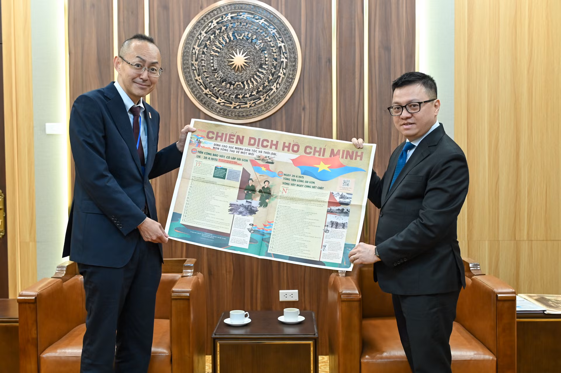 Tổng Biên tập Báo Nhân Dân Lê Quốc Minh tặng Đoàn Cơ quan Hợp tác quốc tế Nhật Bản (JICA) phụ san đặc biệt kỷ niệm 50 năm giải phóng miền nam, thống nhất đất nước của Báo Nhân Dân.