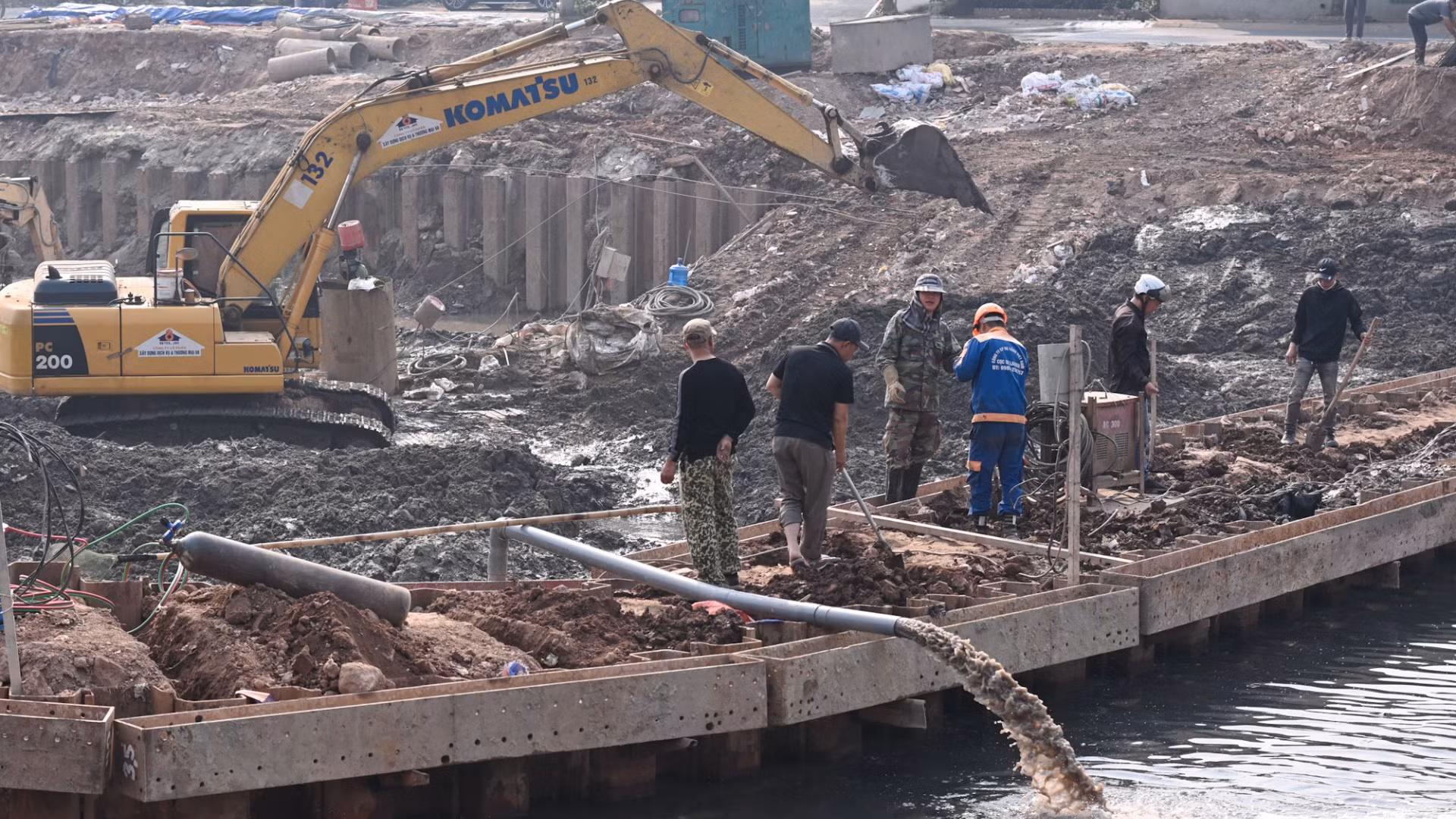 Tại khu vực cầu Quang (Thanh Liệt, Thanh Trì) đã được các đơn vị thi công khoanh lại, hút cạn nước để tiến hành xây đập dâng.