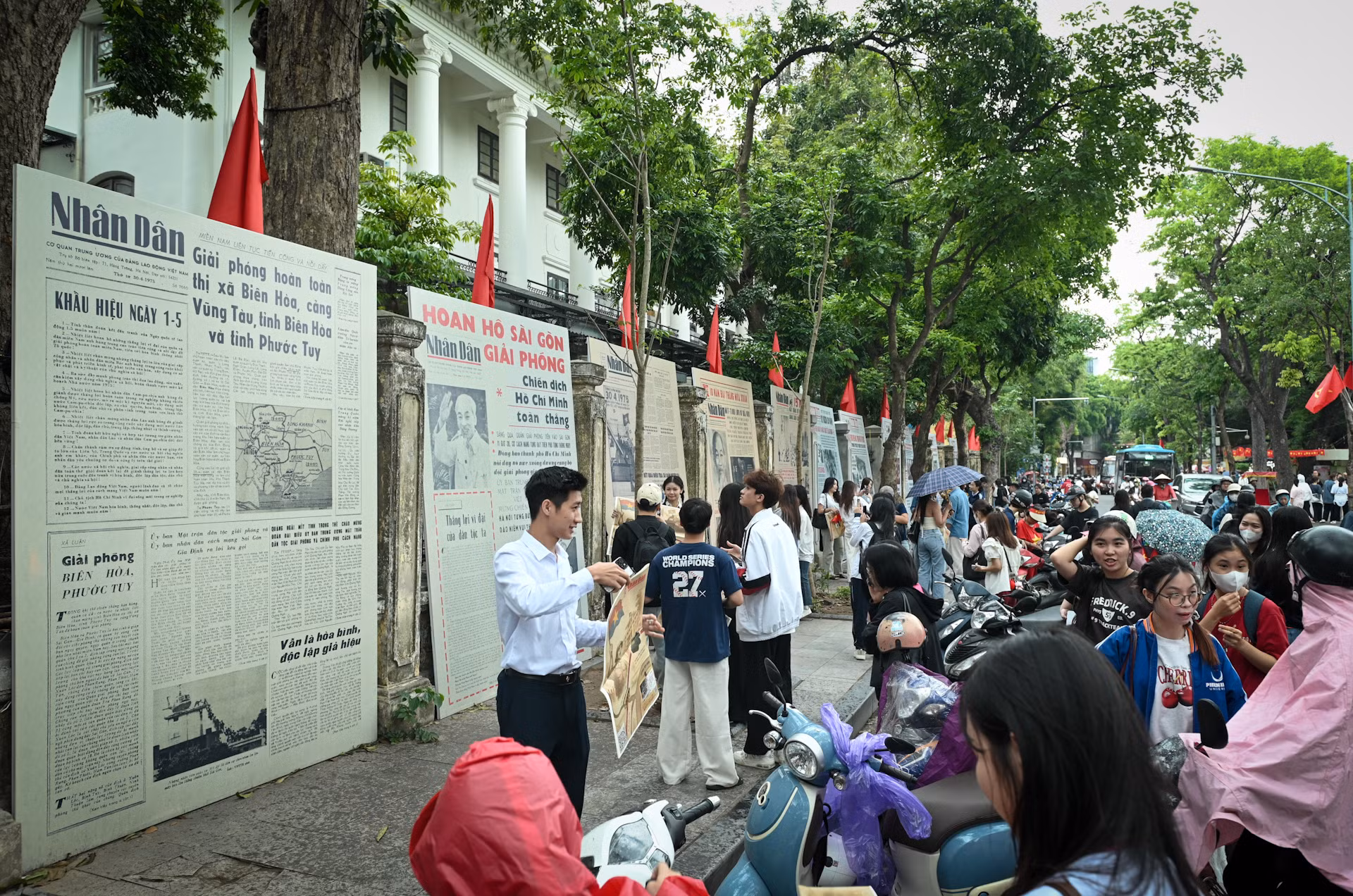 Triển lãm tương tác của Báo Nhân Dân nhân dịp Kỷ niệm 50 năm Ngày Giải phóng miền nam, thống nhất đất nước, thu hút rất đông giới trẻ.