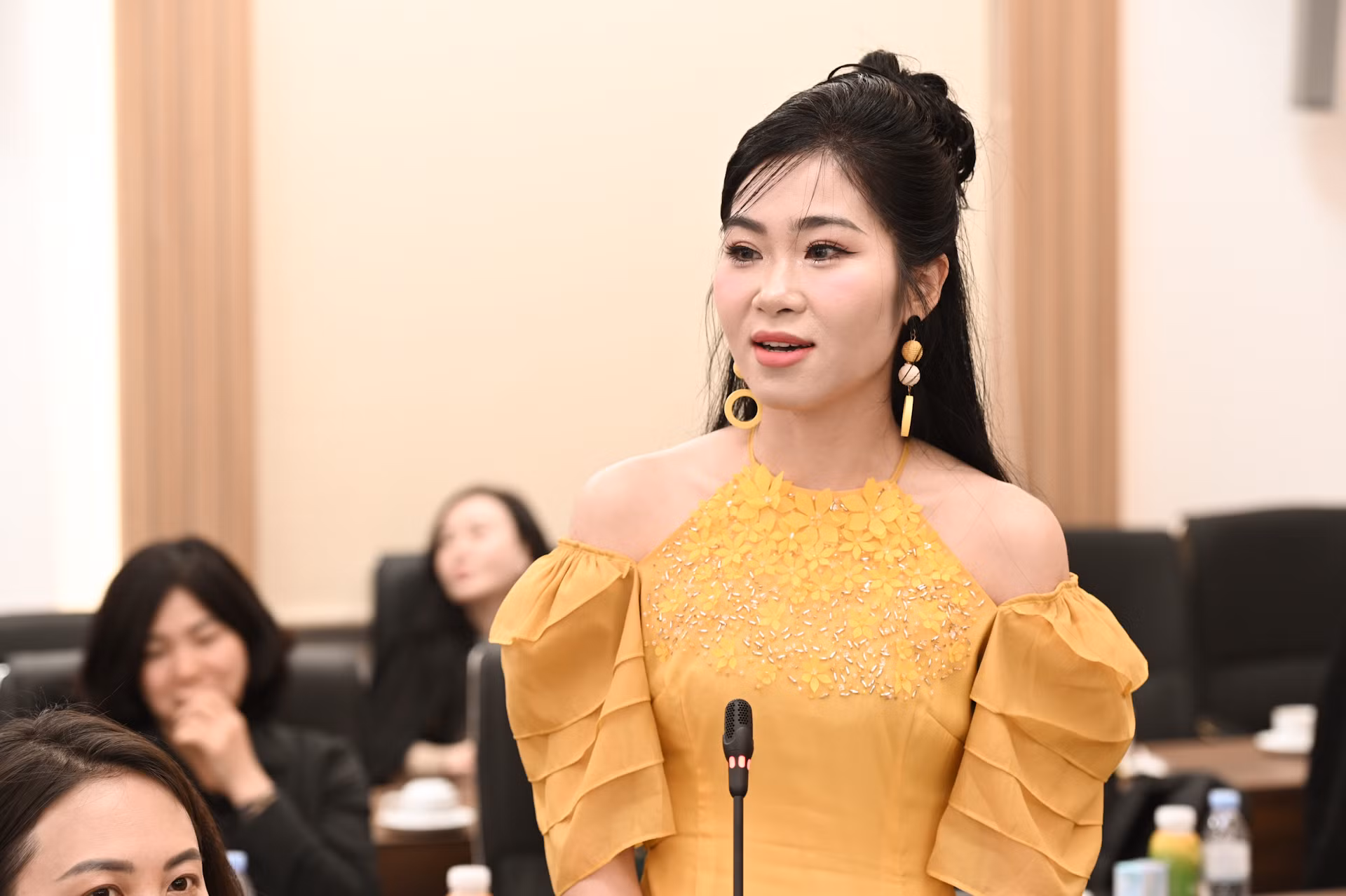 Ca sĩ Hà Myo chia sẻ: "Tôi muốn quảng bá âm nhạc truyền thống Việt Nam ra thế giới". Ca sĩ Hà Myo chia sẻ: "Tôi muốn quảng bá âm nhạc truyền thống Việt Nam ra thế giới".