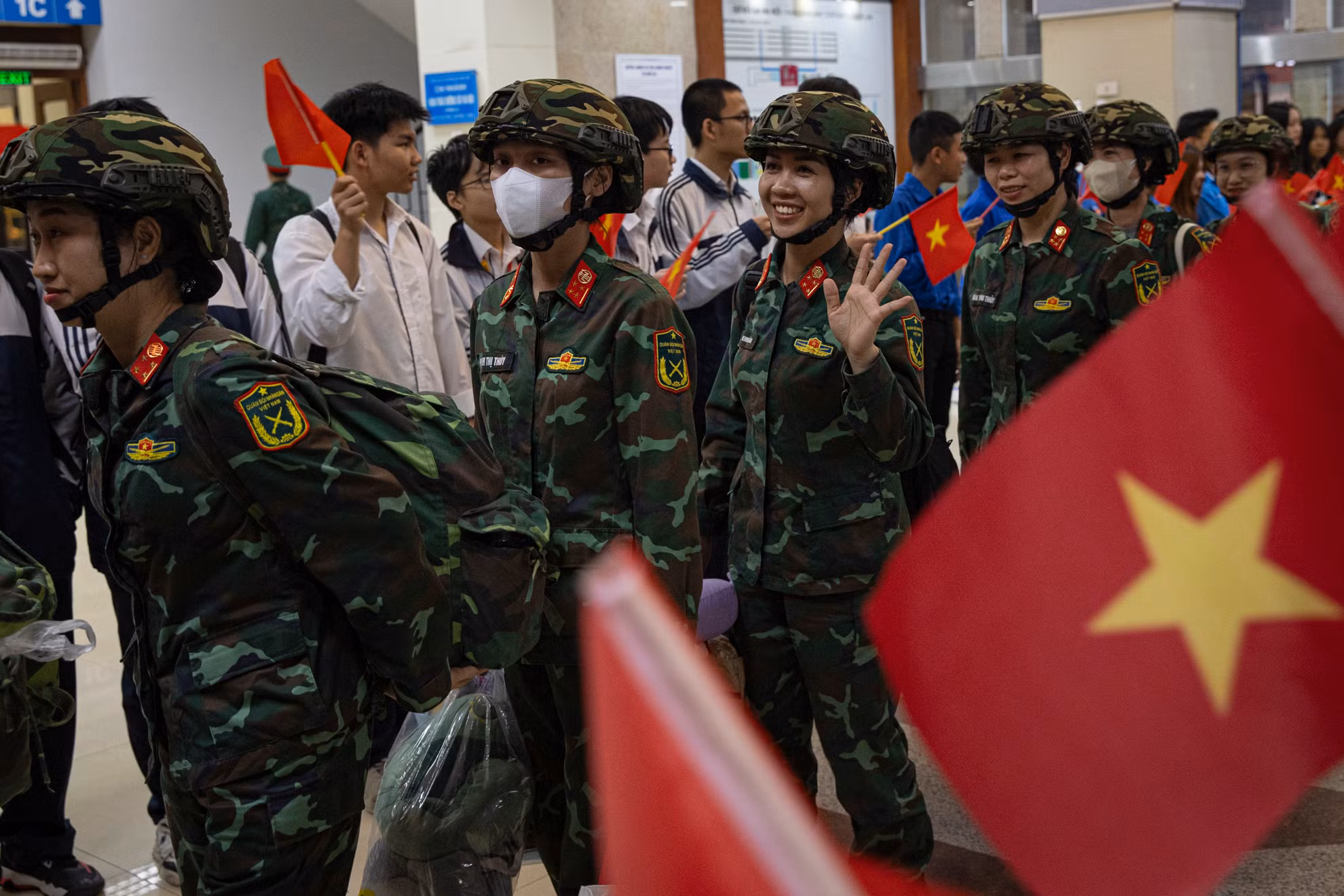 Các nữ chiến sĩ được ưu tiên lên chuyến tàu đầu tiên.
