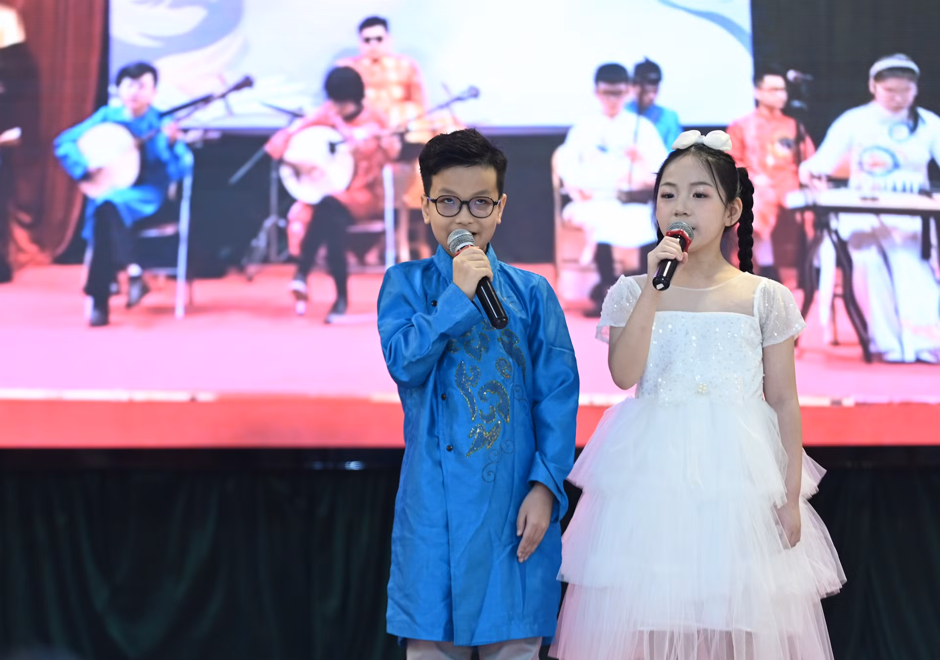 Em Lý Anh Kiệt và em Hồ Hà Anh cùng bày tỏ cảm xúc của mình. Em Lý Anh Kiệt và em Hồ Hà Anh cùng bày tỏ cảm xúc của mình.