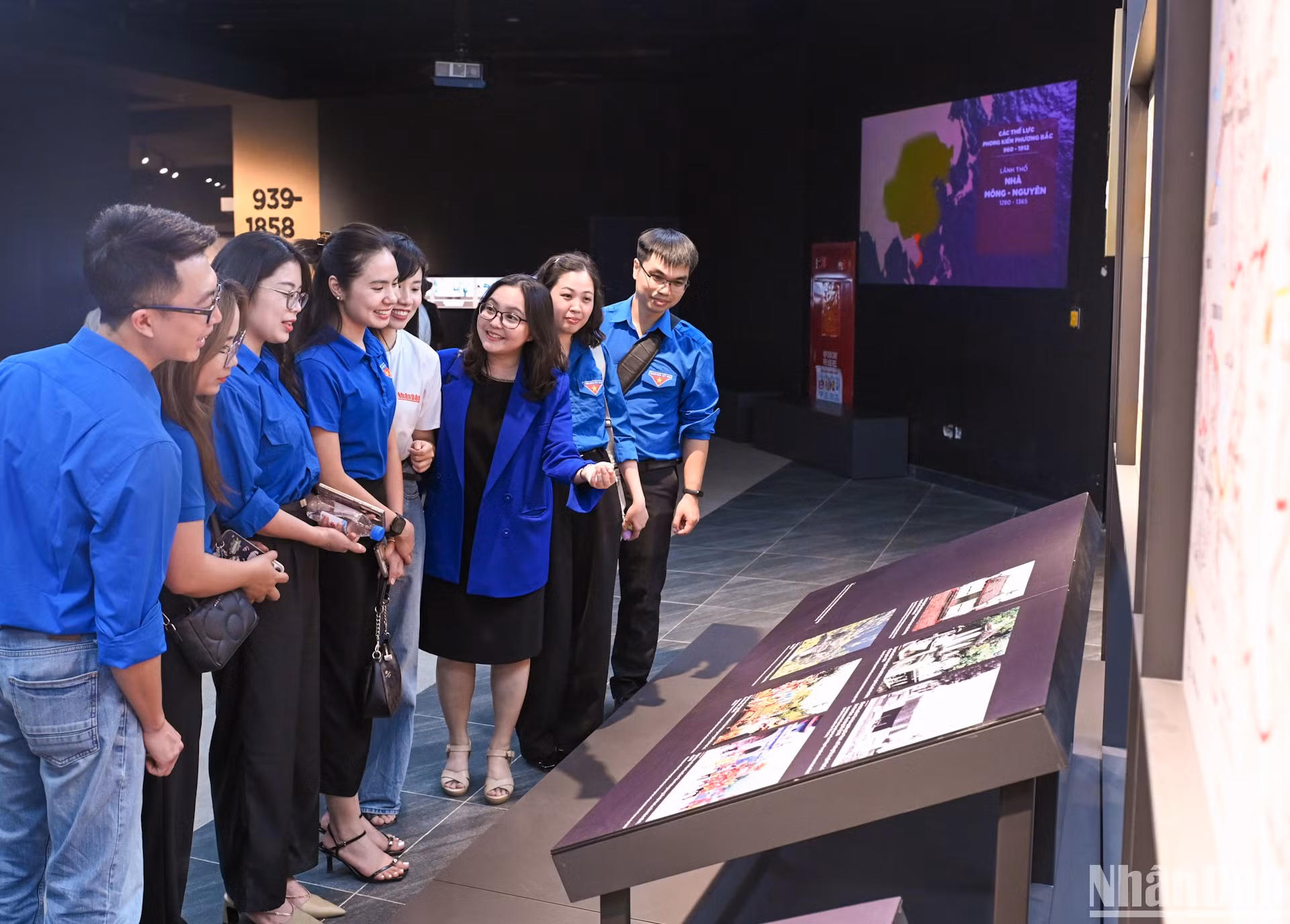 Các đoàn viên, thanh niên Báo Nhân Dân tìm hiểu lịch sử quân sự Việt Nam qua các thời kỳ. Các đoàn viên, thanh niên Báo Nhân Dân tìm hiểu lịch sử quân sự Việt Nam qua các thời kỳ.