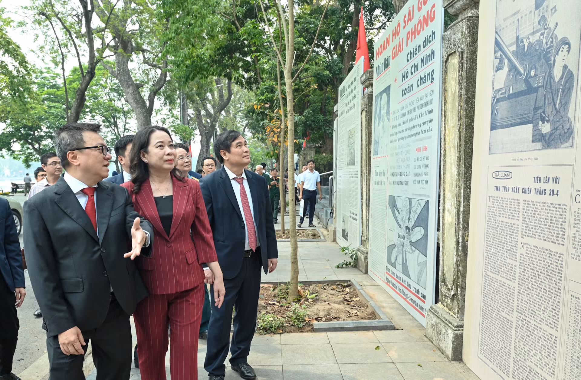 Các đại biểu tham quan khu trưng bày 10 tấm hình phóng to trang nhất của Báo Nhân Dân xuất bản vào các ngày 30/4 của các năm 1975, 1980, 1985, 1990, 1995, 2000, 2005, 2010, 2015, 2020.
