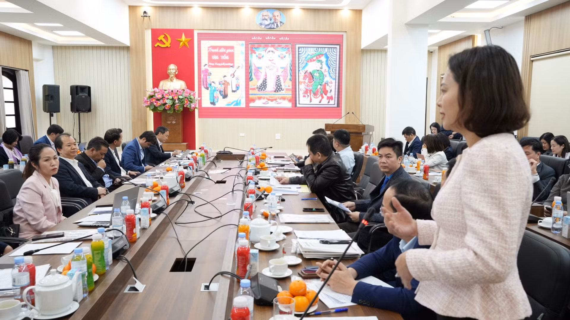 Cô giáo Hoàng Minh Hằng, Phó Trưởng phòng Giáo dục và Đào tạo quận Hoàn Kiếm chia sẻ tại hội thảo. Cô giáo Hoàng Minh Hằng, Phó Trưởng phòng Giáo dục và Đào tạo quận Hoàn Kiếm chia sẻ tại hội thảo.
