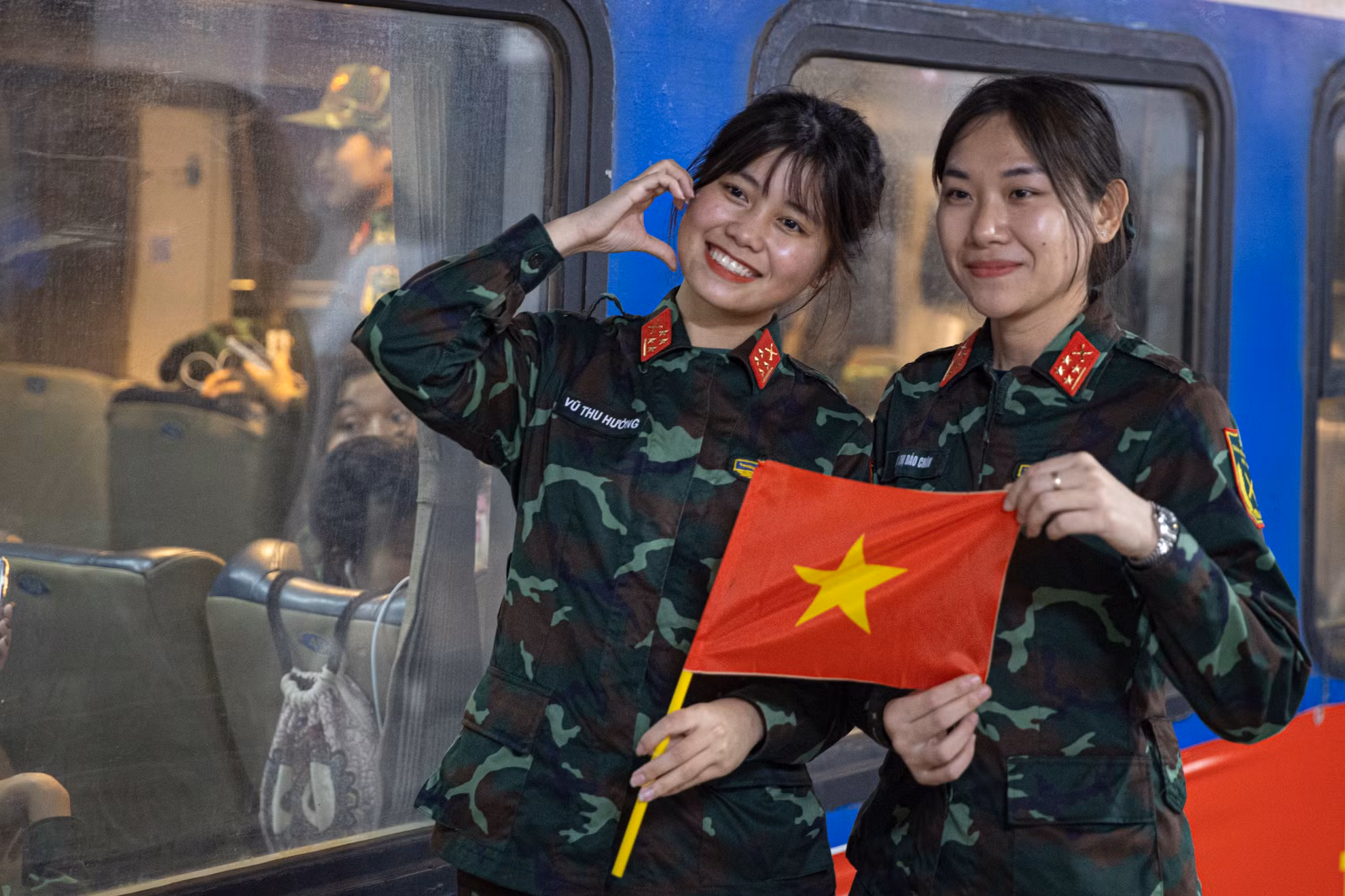 Các chiến sĩ, quân nhân chụp ảnh kỷ niệm trước khi tàu di chuyển.