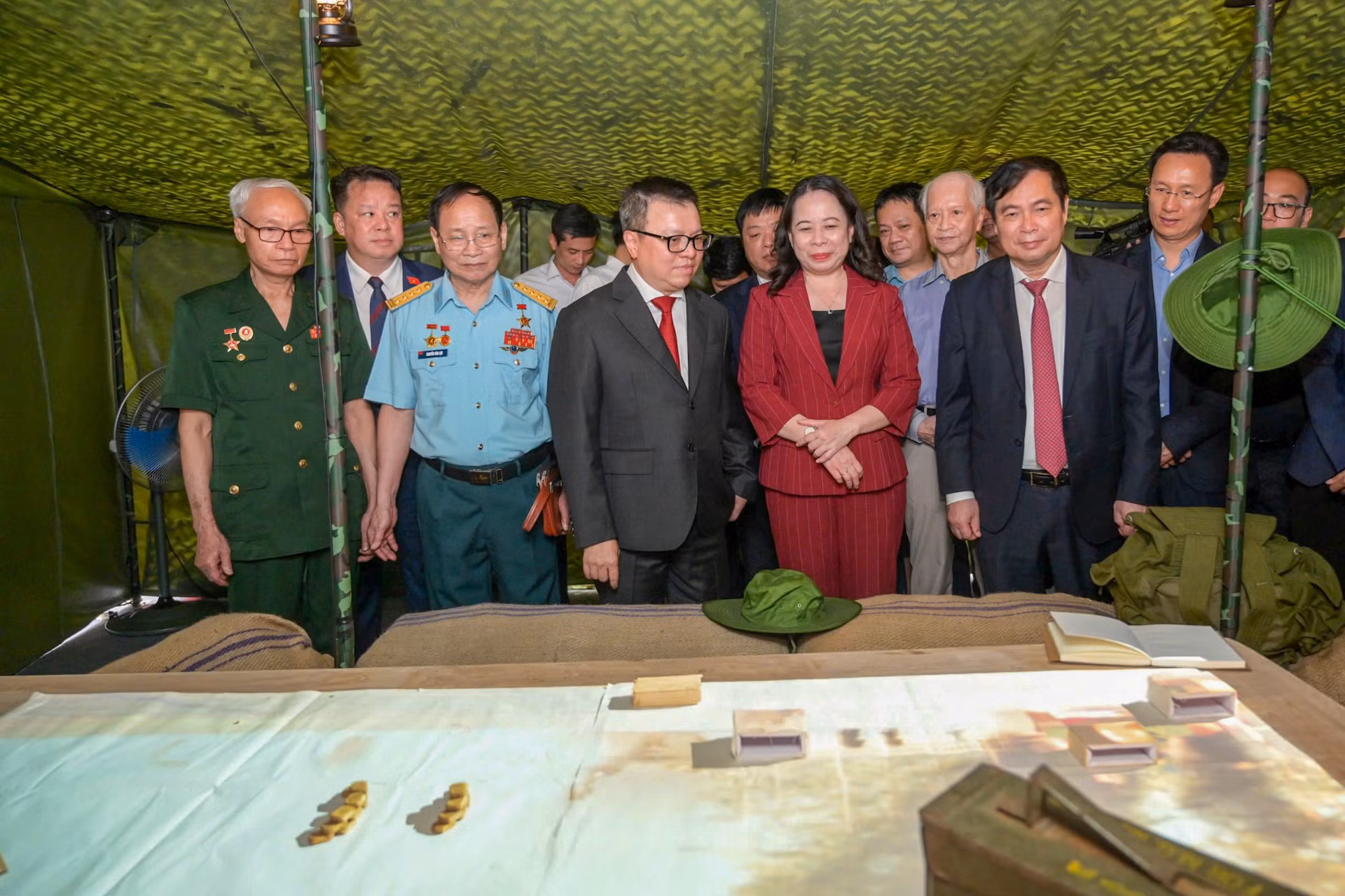 Các đại biểu tham quan trong không gian triển lãm.