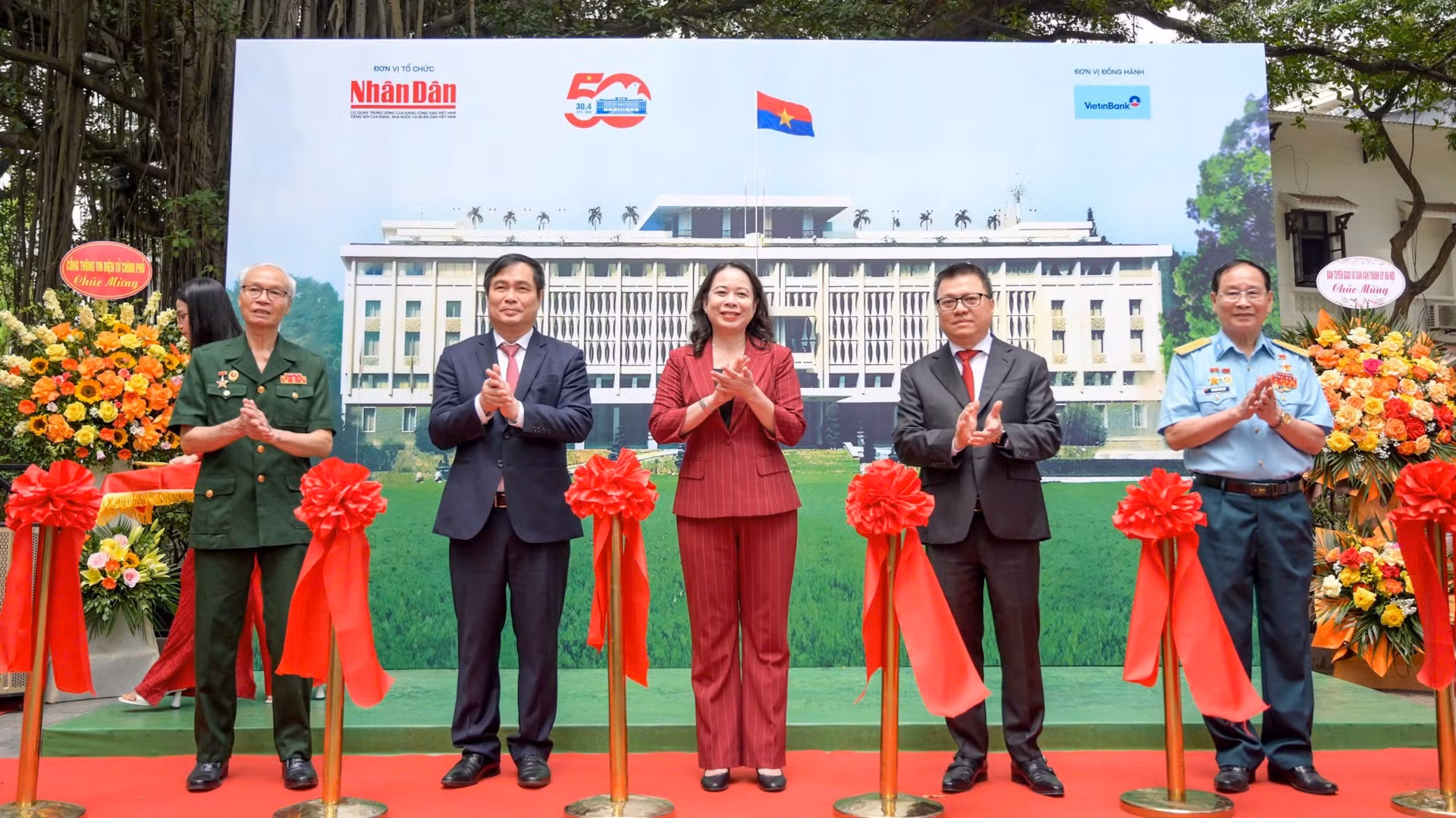 Các đại biểu cắt băng khai trương triển lãm tương tác kỉ niệm 50 năm giải phóng miền Nam,thống nhất đất nước.