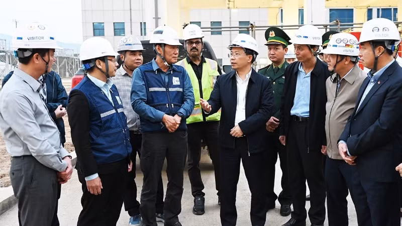 Các đồng chí lãnh đạo tỉnh Hà Tĩnh kiểm tra tiến độ thi công dự án xây dựng Nhà máy Nhiệt điện Vũng Áng 2. (Ảnh: Dương Chiến)