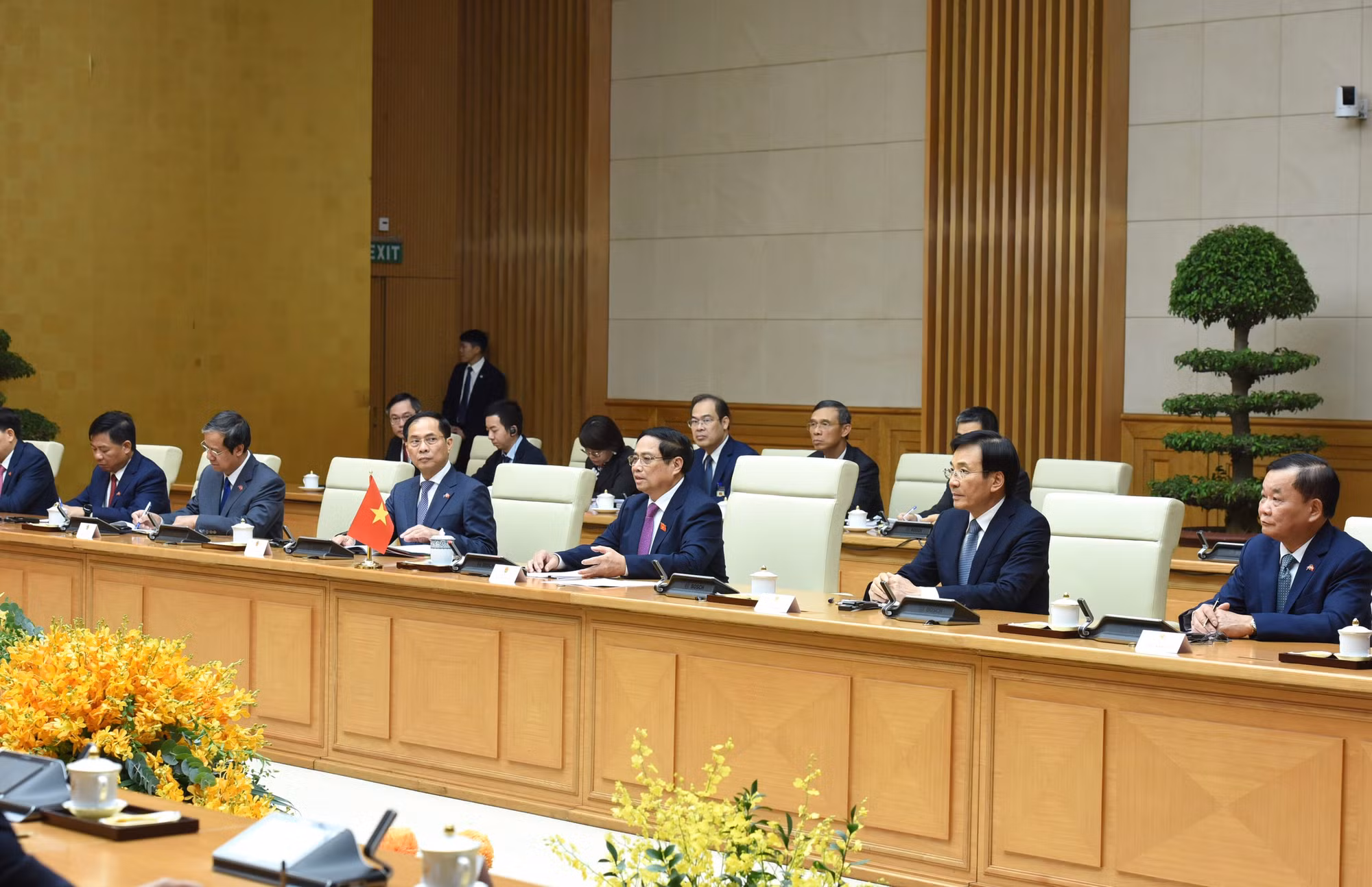 Thủ tướng Phạm Minh Chính và các thành viên Chính phủ Việt Nam tại buổi tiếp kiến Quốc vương Campuchia Preah Bat Samdech Preah Boromneath Norodom Sihamoni. Thủ tướng Phạm Minh Chính và các thành viên Chính phủ Việt Nam tại buổi tiếp kiến Quốc vương Campuchia Preah Bat Samdech Preah Boromneath Norodom Sihamoni.