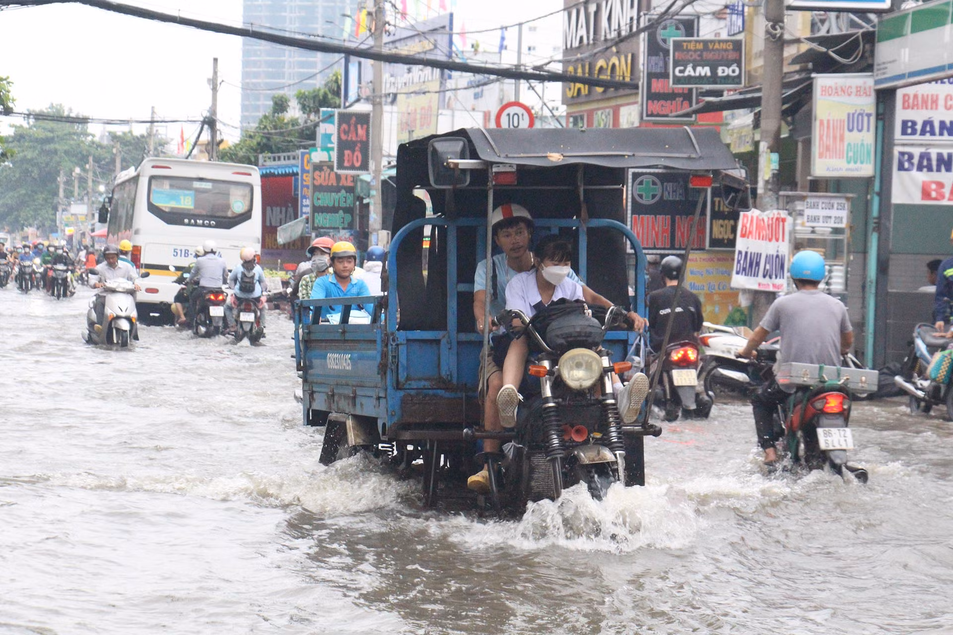 Chị Nguyễn Thu An (45 tuổi, ngụ Nhà Bè) nói: "Mỗi lần mưa to hay triều cường là khu vực này ngập sâu, lúc đỉnh điểm ngập đến cả mét. Mỗi lần có triều cường là xe tôi chết máy, phải sửa chữa tốn tiền, tôi hy vọng cơ quan chức năng nhanh chóng khắc phục tình trạng này để người dân bớt khổ".