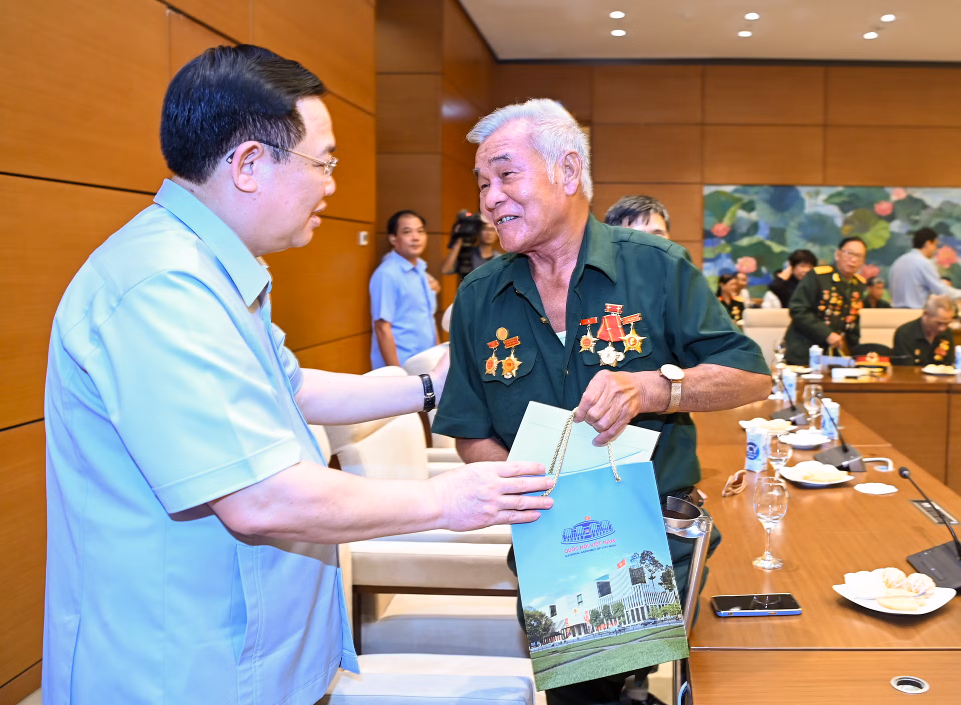 Chủ tịch Quốc hội Vương Đình Huệ trao quà lưu niệm cho đại biểu Hội chiến sĩ bị địch bắt, tù đày tỉnh Nghệ An.