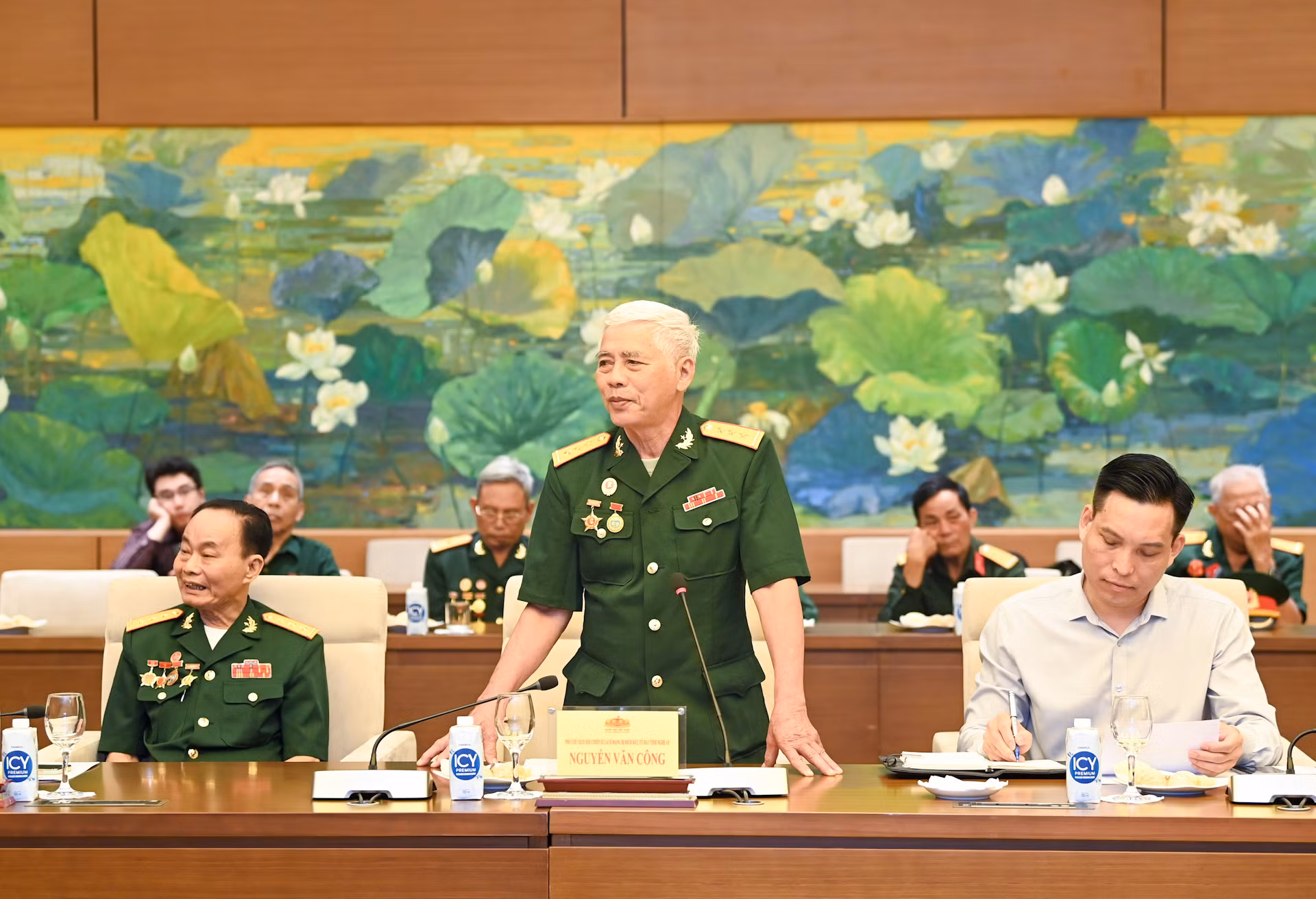 Phó Chủ tịch Hội chiến sĩ bị địch bắt, tù đày tỉnh Nghệ An Nguyễn Văn Công phát biểu tại buổi gặp mặt.
