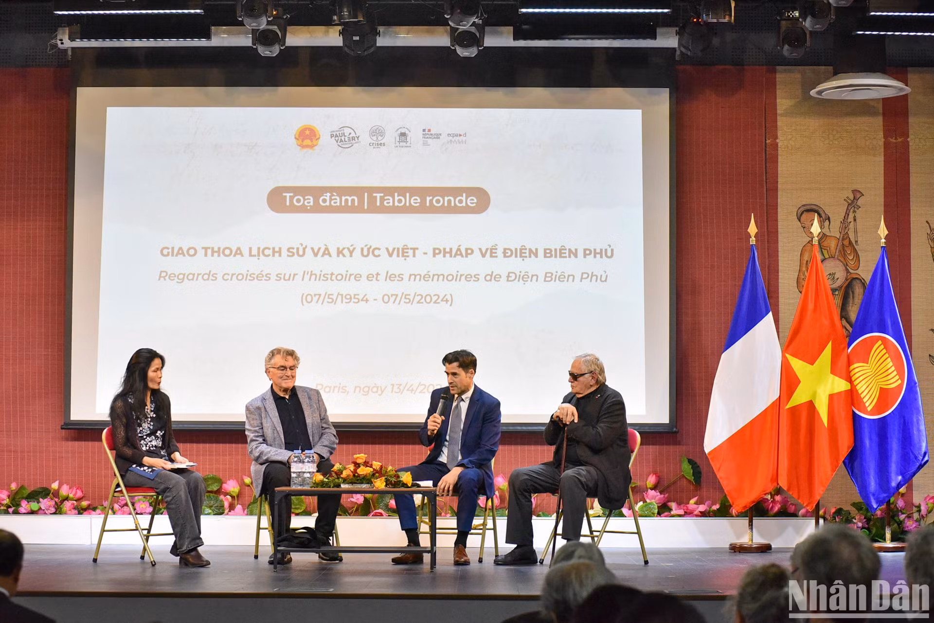GS Pierre Journoud, giảng viên chuyên ngành Lịch sử đương đại, Đại học Paul-Valéry Montpellier 3, đánh giá cao sự kết hợp chặt chẽ giữa ba mặt trận chính trị, quân sự và ngoại giao của nhân dân Việt Nam trong chiến thắng Điện Biên Phủ. (Ảnh: MINH DUY)