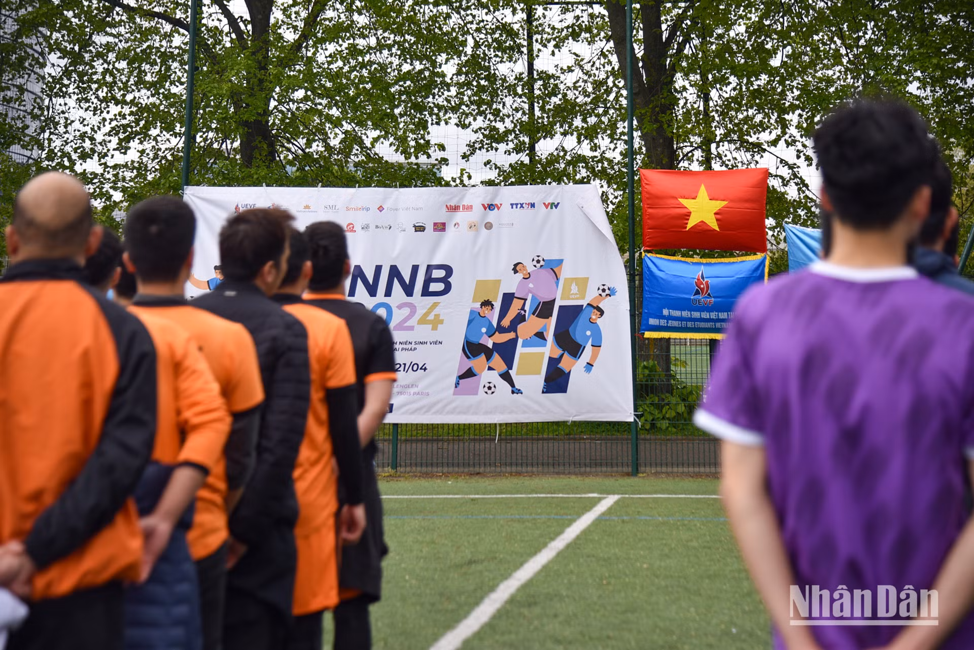 Các đội bóng làm lễ chào cờ khai mạc mùa giải NNB 2024. (Ảnh: MINH DUY)