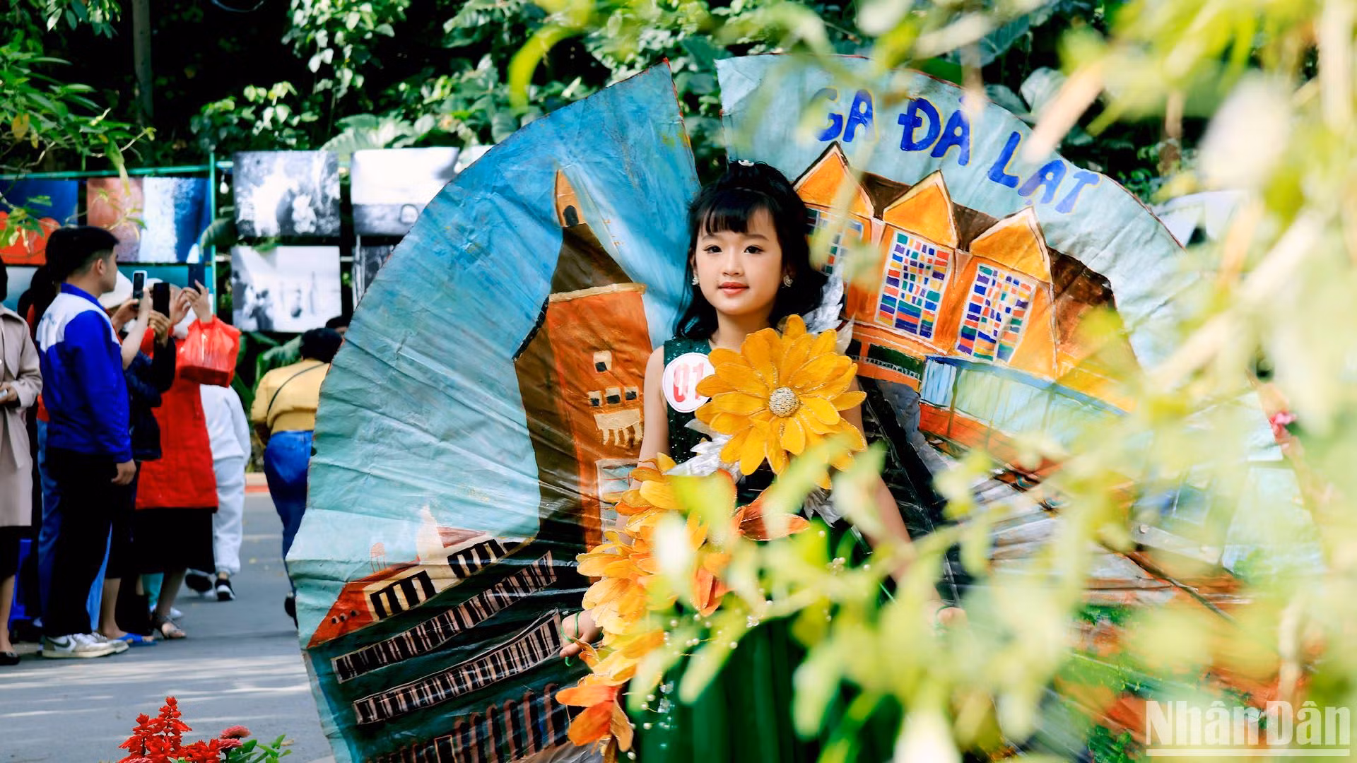 Hội thi trình diễn thời trang hoa với chủ đề “Hoa và di sản”, diễn ra trên "Cung đường nghệ thuật Đà Lạt" ngày 24/11.