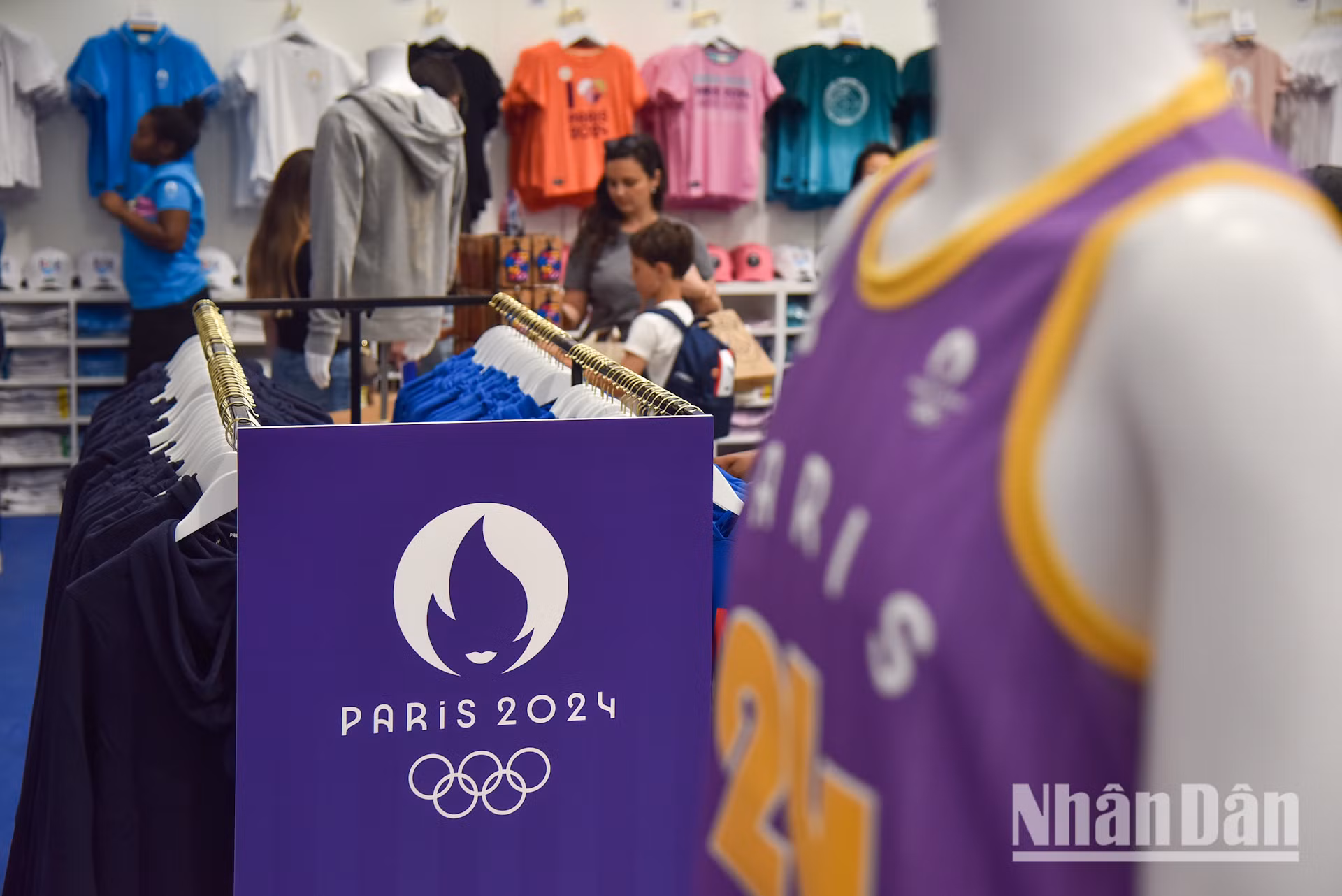 Từ tháng 4/2024, một số trung tâm mua sắm ở Paris đã bày bán đồ lưu niệm Olympic, tuy nhiên cửa hàng ở gần đại lộ Champs-Elysees là nơi có quy mô lớn nhất với các sản phẩm rất phong phú. Từ tháng 4/2024, một số trung tâm mua sắm ở Paris đã bày bán đồ lưu niệm Olympic, tuy nhiên cửa hàng ở gần đại lộ Champs-Elysees là nơi có quy mô lớn nhất với các sản phẩm rất phong phú.