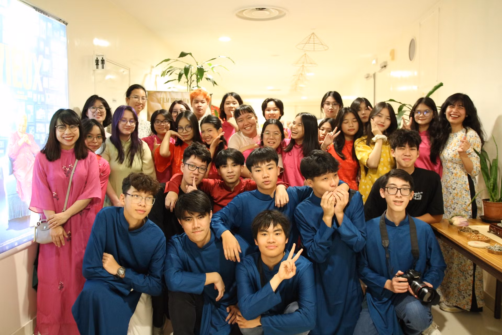 Con em các gia đình Việt kiều thế hệ thứ hai và thứ ba thích thú khi khoác trên mình bộ áo dài truyền thống của dân tộc.