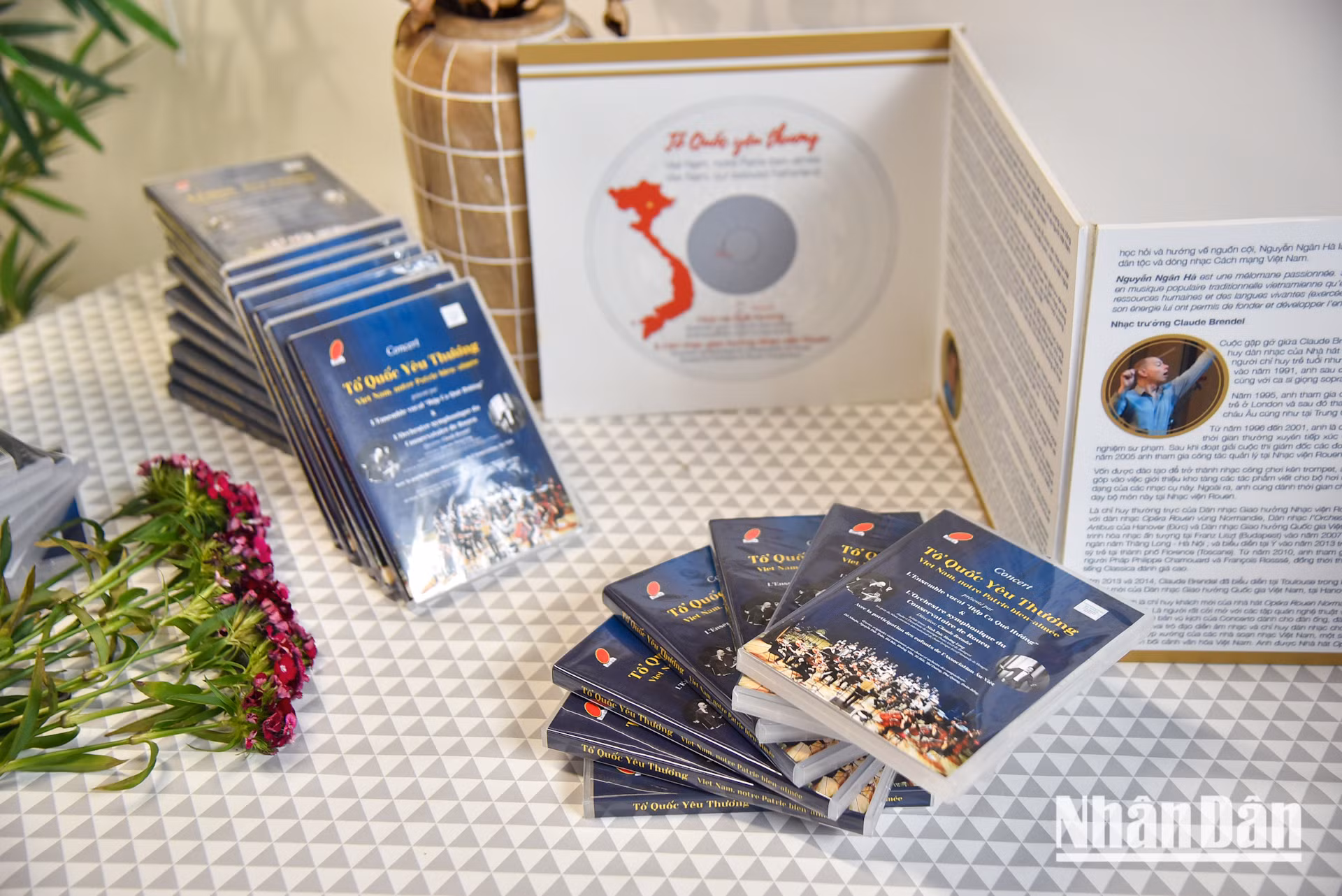Nhiều ấn phẩm âm nhạc đặc sắc của Hợp ca Quê hương thu hút sự quan tâm của cộng đồng bà con kiều bào Việt Nam tại Pháp. (Ảnh: MINH DUY) Nhiều ấn phẩm âm nhạc đặc sắc của Hợp ca Quê hương thu hút sự quan tâm của cộng đồng bà con kiều bào Việt Nam tại Pháp. (Ảnh: MINH DUY)