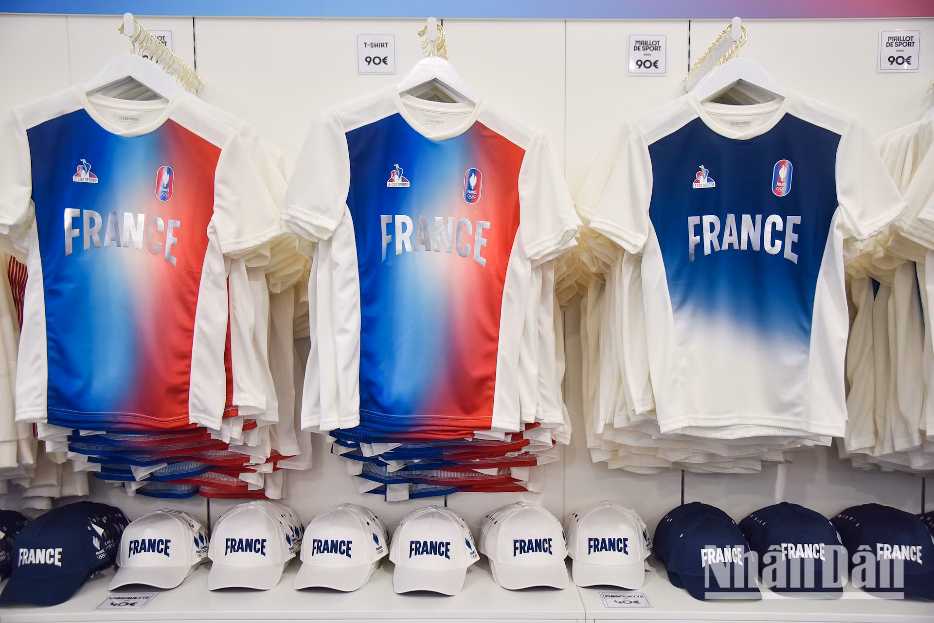 Ngoài các sản phẩm ghi dấu ấn thế vận hội Olympic và Paris 2024, người tiêu dùng có thể tìm kiếm cho mình những bộ trang phục mang màu cờ sắc áo của đội tuyển Pháp, cũng như các mặt hàng mang dấu ấn của thành phố Paris. Ngoài các sản phẩm ghi dấu ấn thế vận hội Olympic và Paris 2024, người tiêu dùng có thể tìm kiếm cho mình những bộ trang phục mang màu cờ sắc áo của đội tuyển Pháp, cũng như các mặt hàng mang dấu ấn của thành phố Paris.