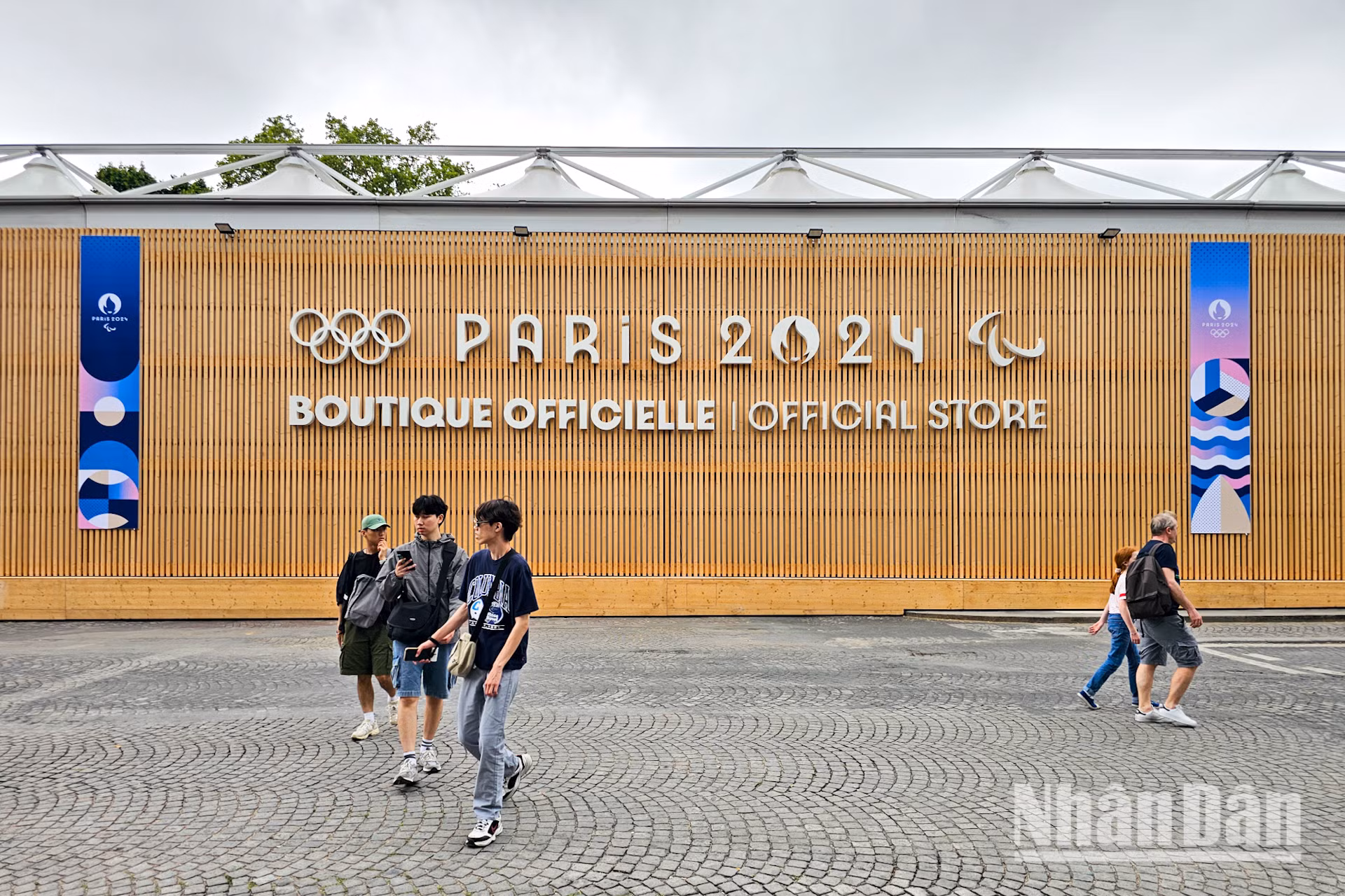 Nằm tại khu vực ngã tư quảng trường Clemenceau, cách không xa đại lộ Champs-Elysees nổi tiếng, cửa hàng bán đồ lưu niệm có quy mô lớn như vậy vừa được khai trương nhằm đáp ứng nhu cầu mua sắm rất lớn của người hâm mộ thể thao cùng du khách quốc tế. Nằm tại khu vực ngã tư quảng trường Clemenceau, cách không xa đại lộ Champs-Elysees nổi tiếng, cửa hàng bán đồ lưu niệm có quy mô lớn như vậy vừa được khai trương nhằm đáp ứng nhu cầu mua sắm rất lớn của người hâm mộ thể thao cùng du khách quốc tế.