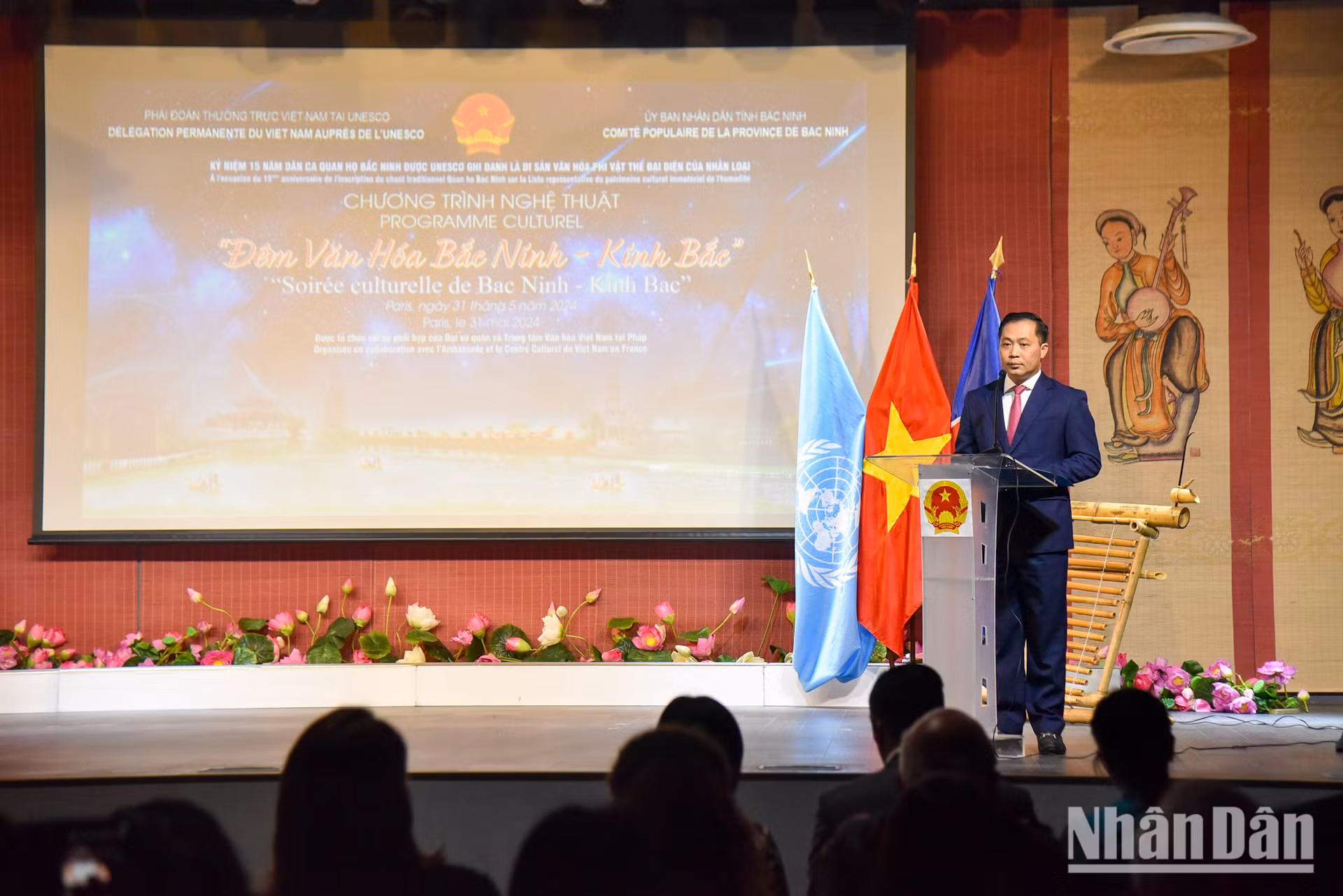 Ông Trịnh Hữu Hùng, Giám đốc Sở Văn hóa, Thể thao và Du lịch tỉnh Bắc Ninh giới thiệu tranh dân gian Đông Hồ tới cộng đồng quốc tế. (Ảnh: MINH DUY)