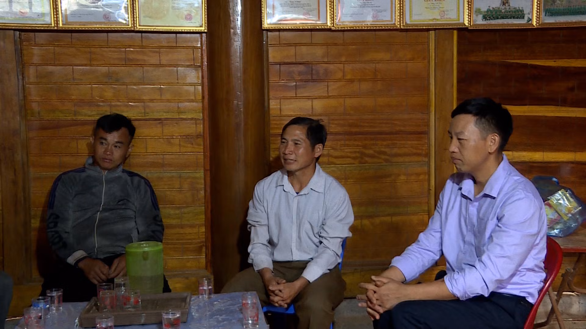 Ông Sùng Vảng Say (ở giữa) về từng nhà thăm hỏi, động viên nhân dân tích cực phát triển kinh tế, góp sức xây dựng nông thôn mới. Ông Sùng Vảng Say (ở giữa) về từng nhà thăm hỏi, động viên nhân dân tích cực phát triển kinh tế, góp sức xây dựng nông thôn mới.