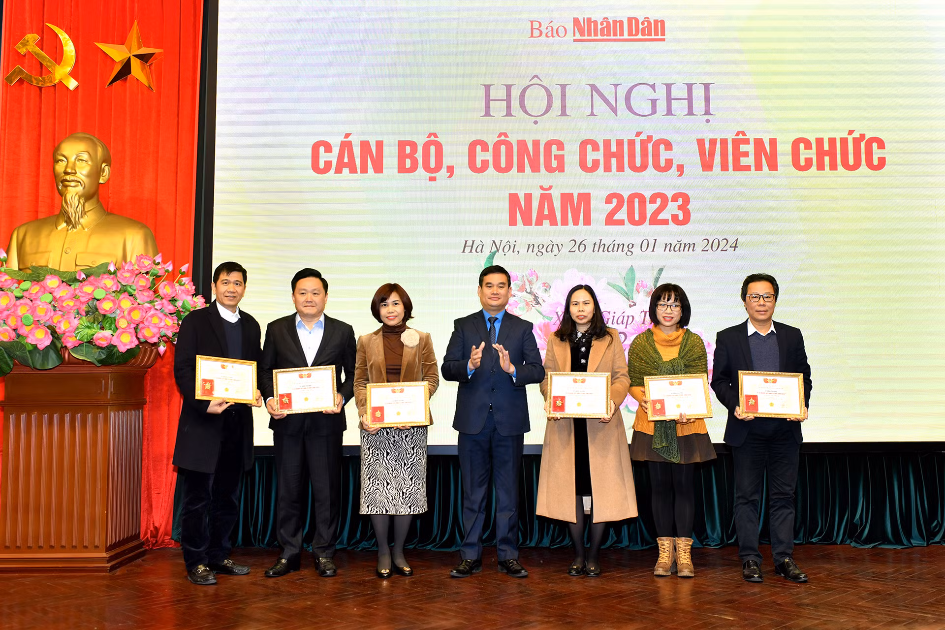 Đồng chí Thái Hoài Nam, Phó Chủ tịch Công đoàn viên chức Việt Nam trao Kỷ niệm chương Vì sự nghiệp Công đoàn cho các, cá nhân.
