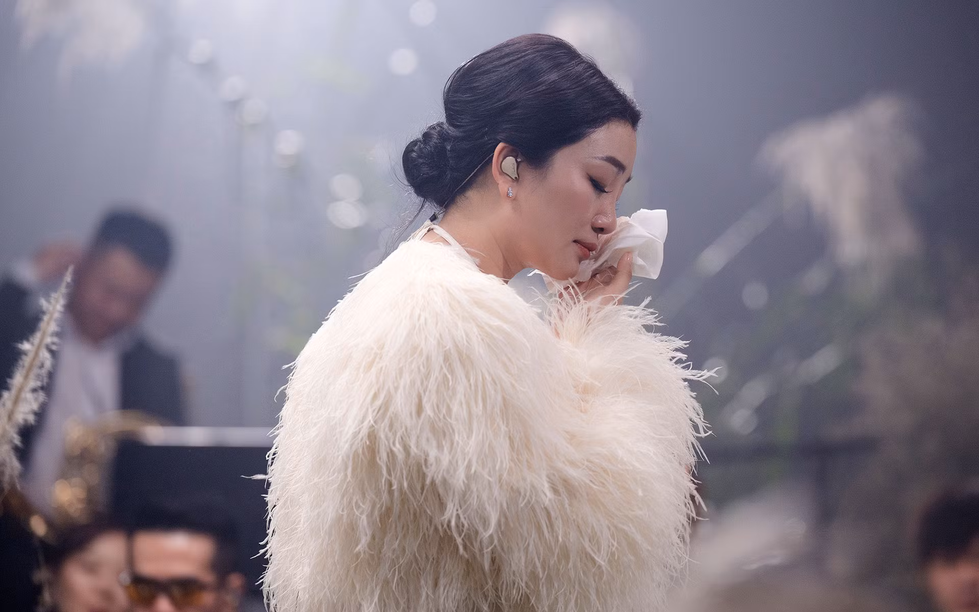 Những giọt nước mắt của nữ ca sĩ đã rơi vì xúc động.