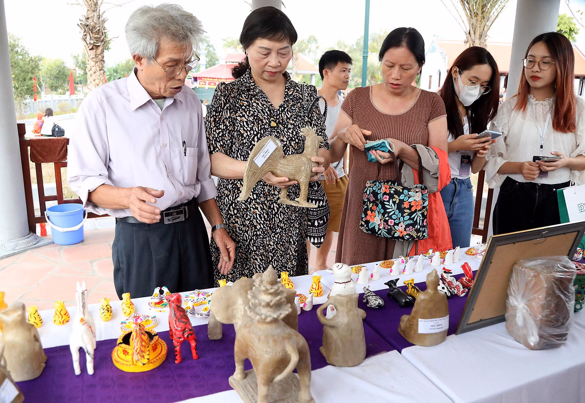 Nghệ nhân Phùng Đình Giáp (Thuận Thành, Bắc Ninh) giới thiệu nghề nặn phỗng đất truyền thống làng Đông Khê.