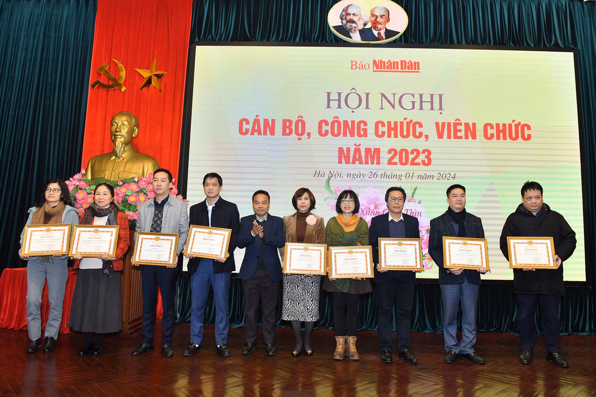 Phó Tổng Biên tập Báo Nhân Dân Đinh Như Hoan trao bằng khen của Tổng Biên tập Báo Nhân Dân tặng các tập thể xuất sắc.