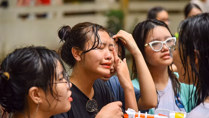 Không ít bạn bật khóc khi biết sắp phải chia xa bạn bè và mái trường thân yêu. Không ít bạn bật khóc khi biết sắp phải chia xa bạn bè và mái trường thân yêu.