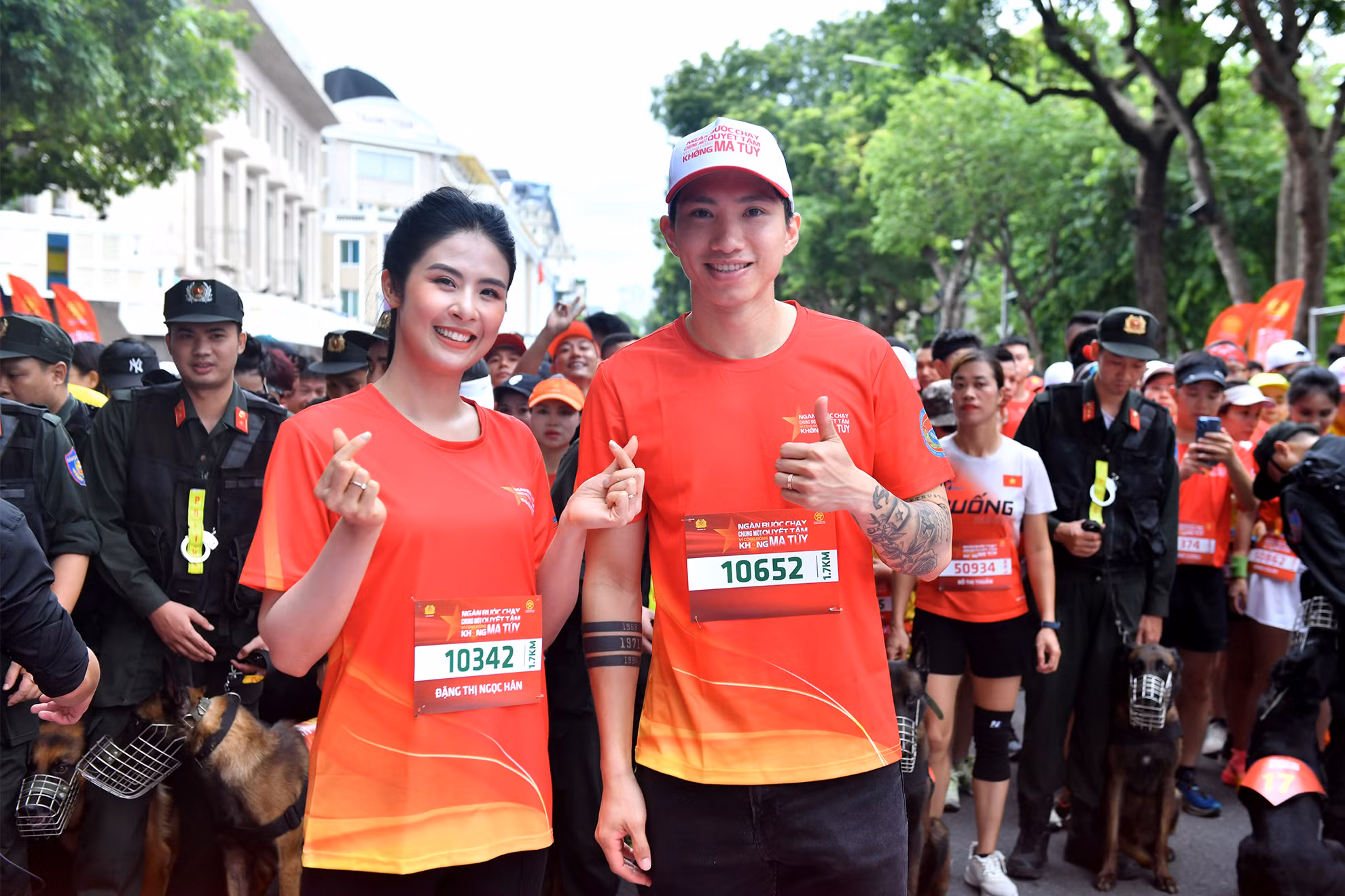 Cầu thủ bóng đá Đoàn Văn Hậu (CLB bóng đá Công an Hà Nội) và Hoa hậu Việt Nam 2010 Đặng Thị Ngọc Hân tham gia tranh tài với các vận động viên.