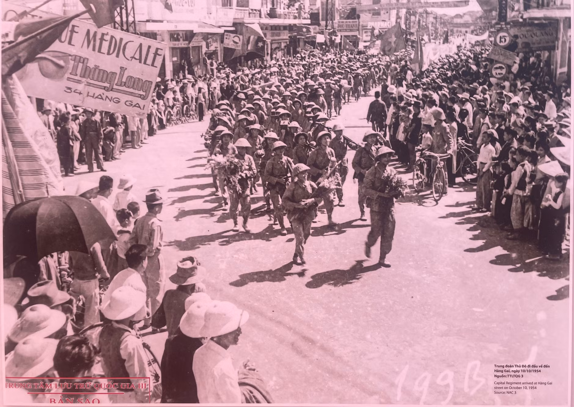 Trung đoàn Thủ đô về đến đầu phố Hàng Gai trong ngày 10/10/1954. (Ảnh: TTXVN - Trung tâm Lưu trữ Quốc gia 1)