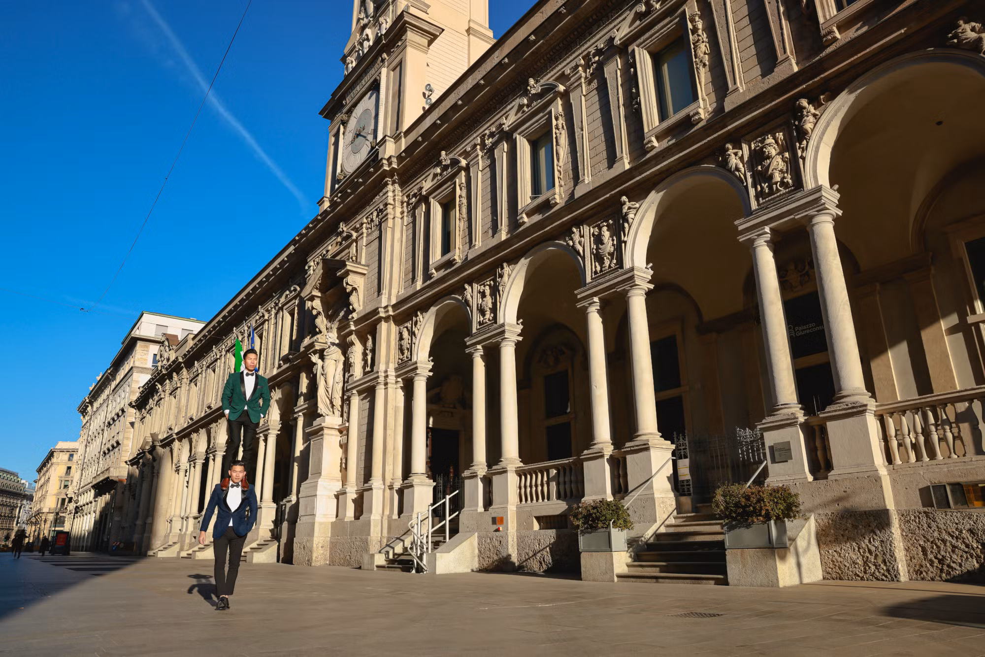 Hai nghệ sĩ trước tòa nhà cổ Giureconsulti gần quảng trường trường Piazza Del Duomo.