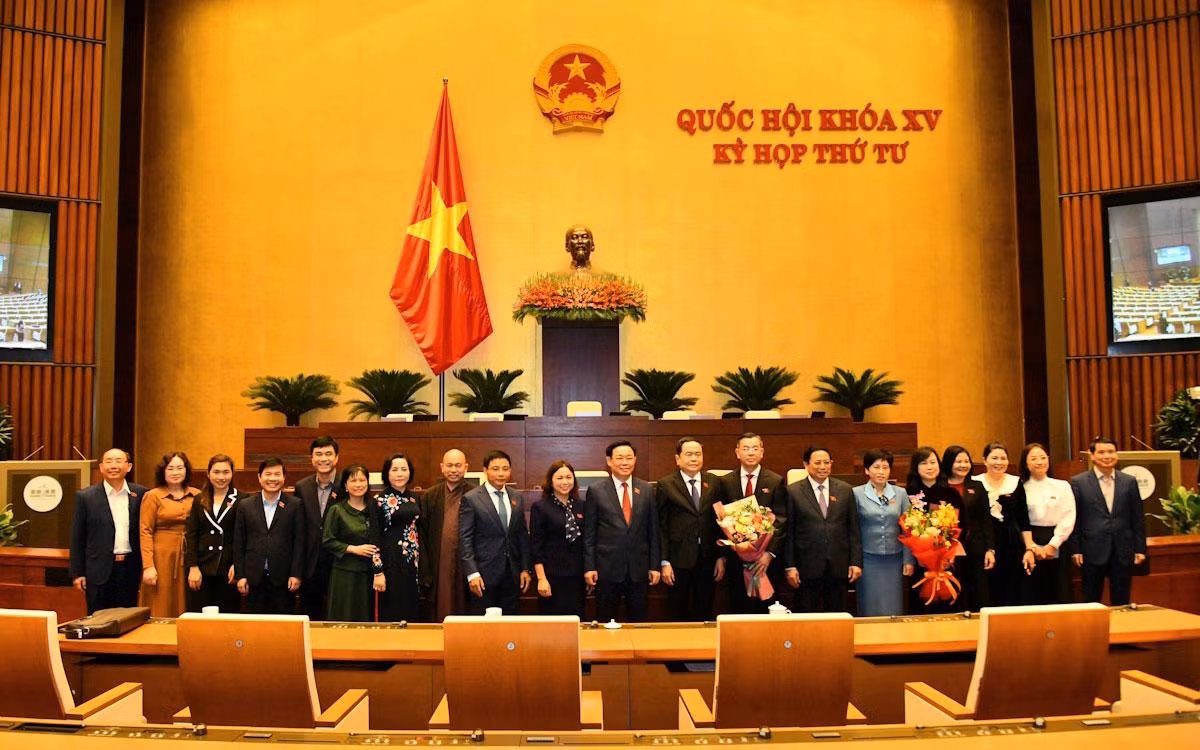 Thủ tướng Phạm Minh Chính và Chủ tịch Quốc hội Vương Đình Huệ cùng các đại biểu sau phiên họp.