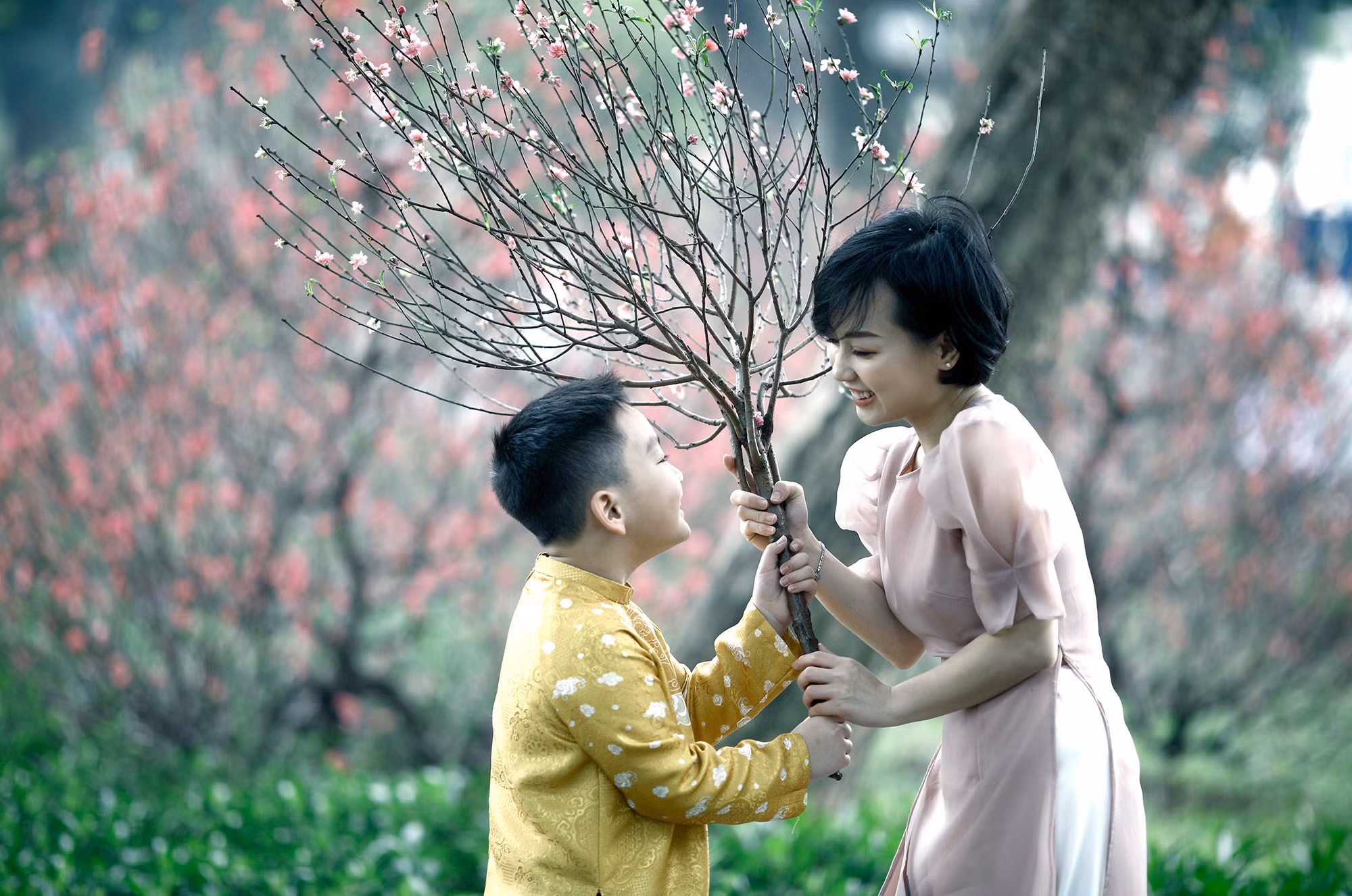 Đón xuân. (Ảnh: VƯƠNG ANH) Đón xuân. (Ảnh: VƯƠNG ANH)