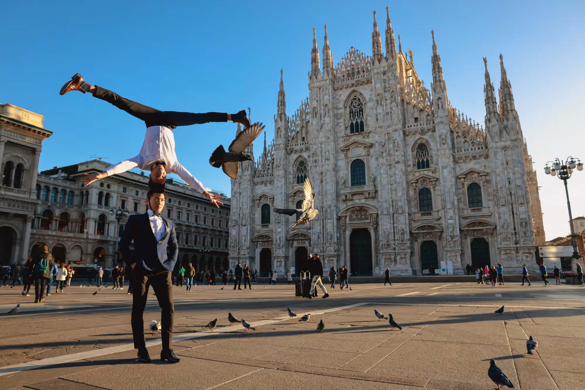 Hai nghệ sĩ tại Nhà thờ chính tòa Milan, nhà thờ công giáo La Mã lớn thứ 4 của thế giới. Nhà thờ được xây dựng năm 1386 và mất 500 năm mới xây xong.