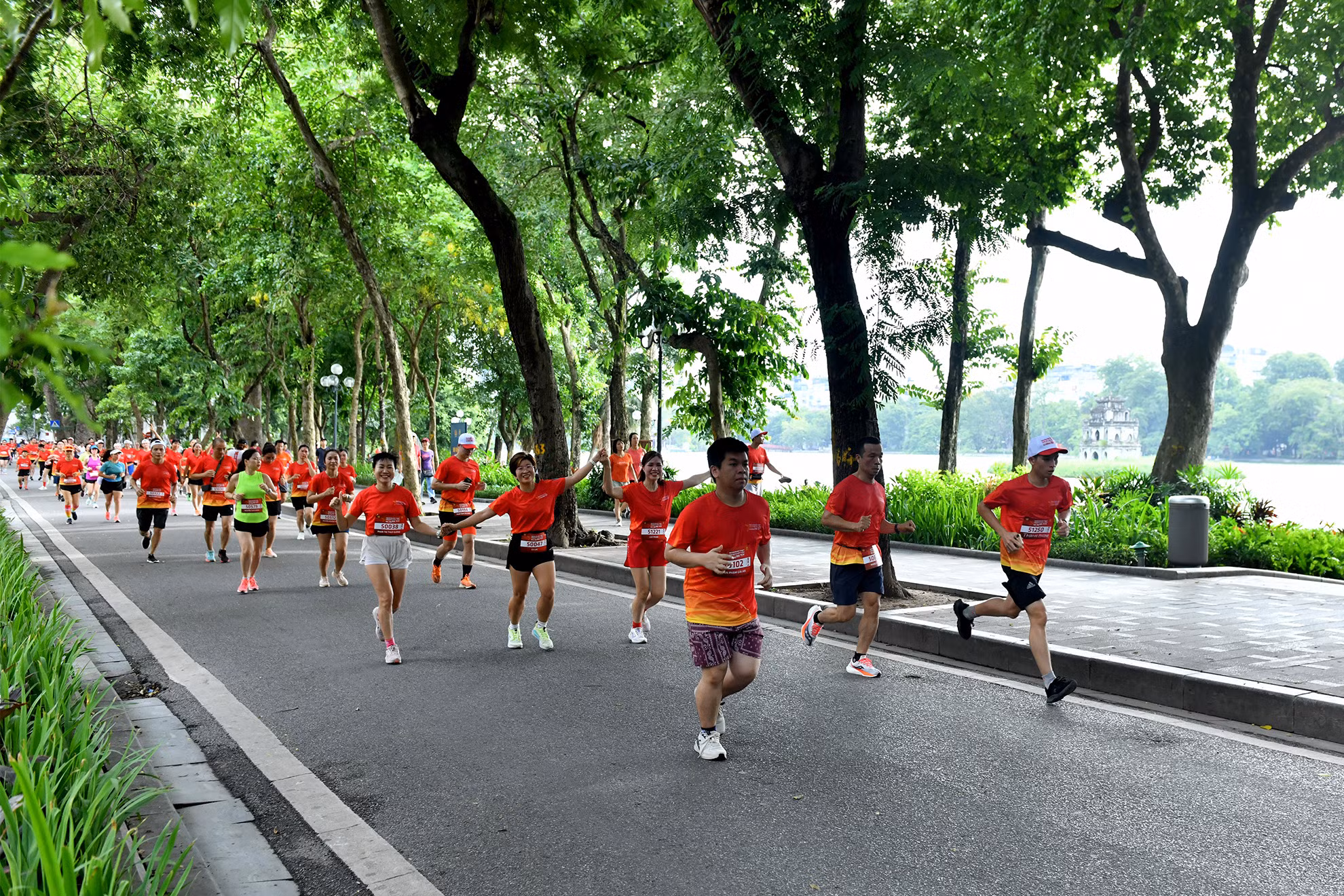 Đường chạy xung quanh hồ Hoàn Kiếm với nhiều cây xanh và không khí buổi sáng sớm trong lành.