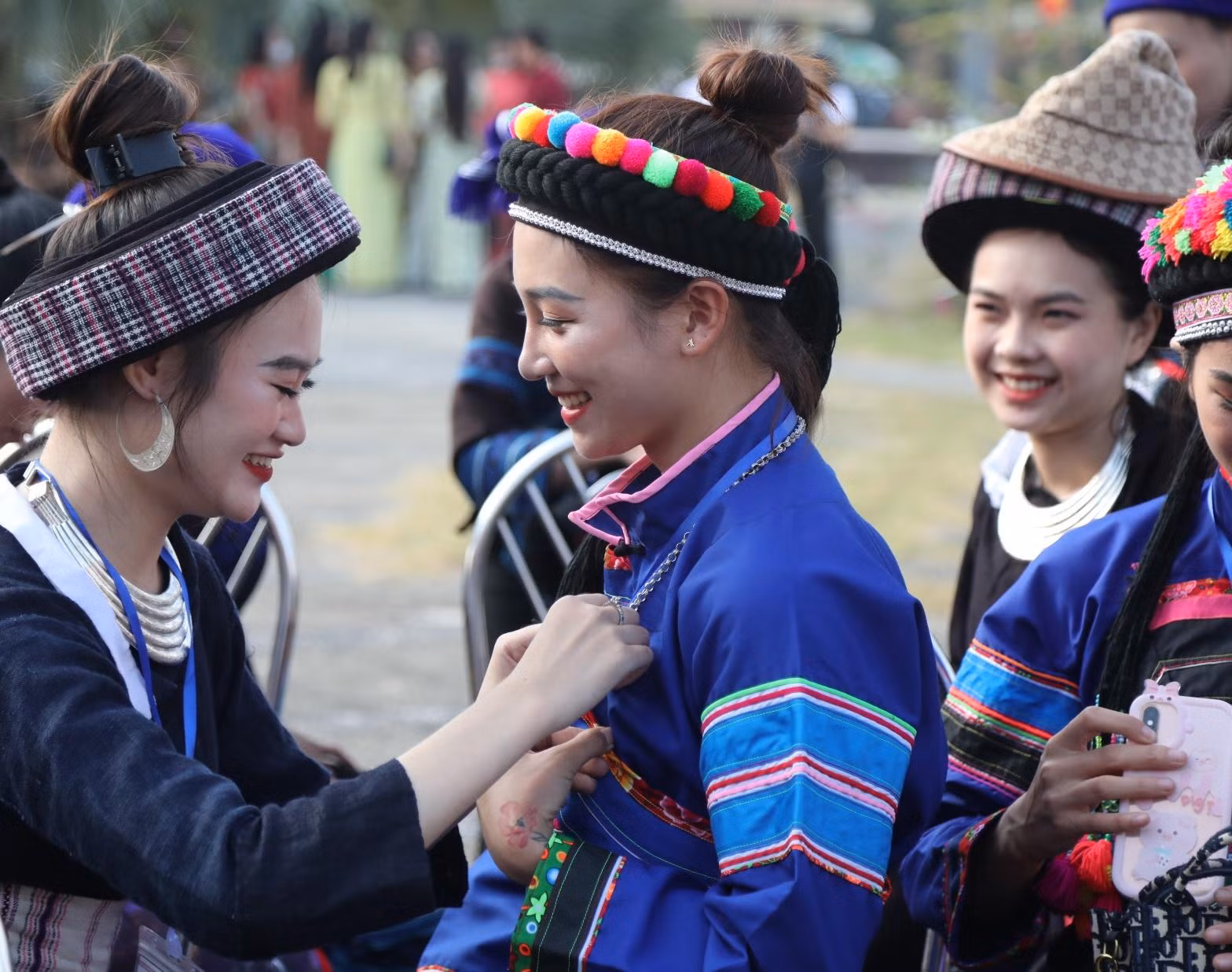 Chuẩn bị trước giờ lên sân khấu.