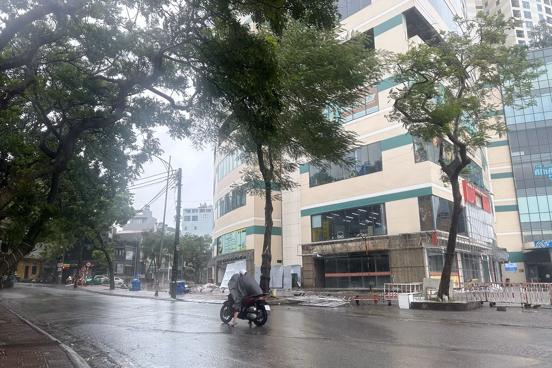 Một người phụ nữ không thể di chuyển lên cầu Long Biên do gặp gió mạnh tại khu vực chân cầu. (Ảnh: THỦY NGUYÊN) Một người phụ nữ không thể di chuyển lên cầu Long Biên do gặp gió mạnh tại khu vực chân cầu. (Ảnh: THỦY NGUYÊN)